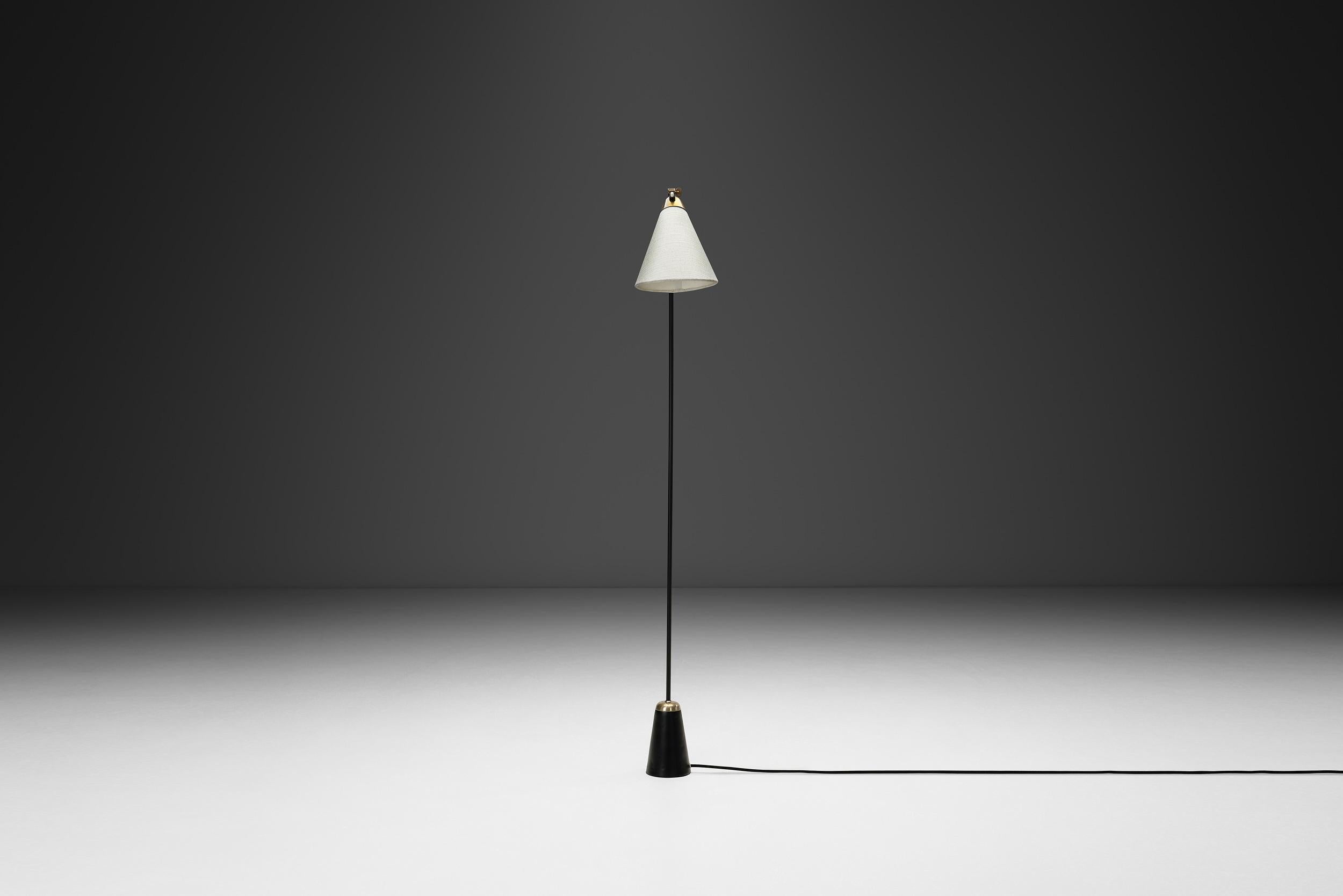 Lampada da terra in metallo laccato nero e ottone, Danimarca, anni '50 In condizioni buone in vendita a Utrecht, NL