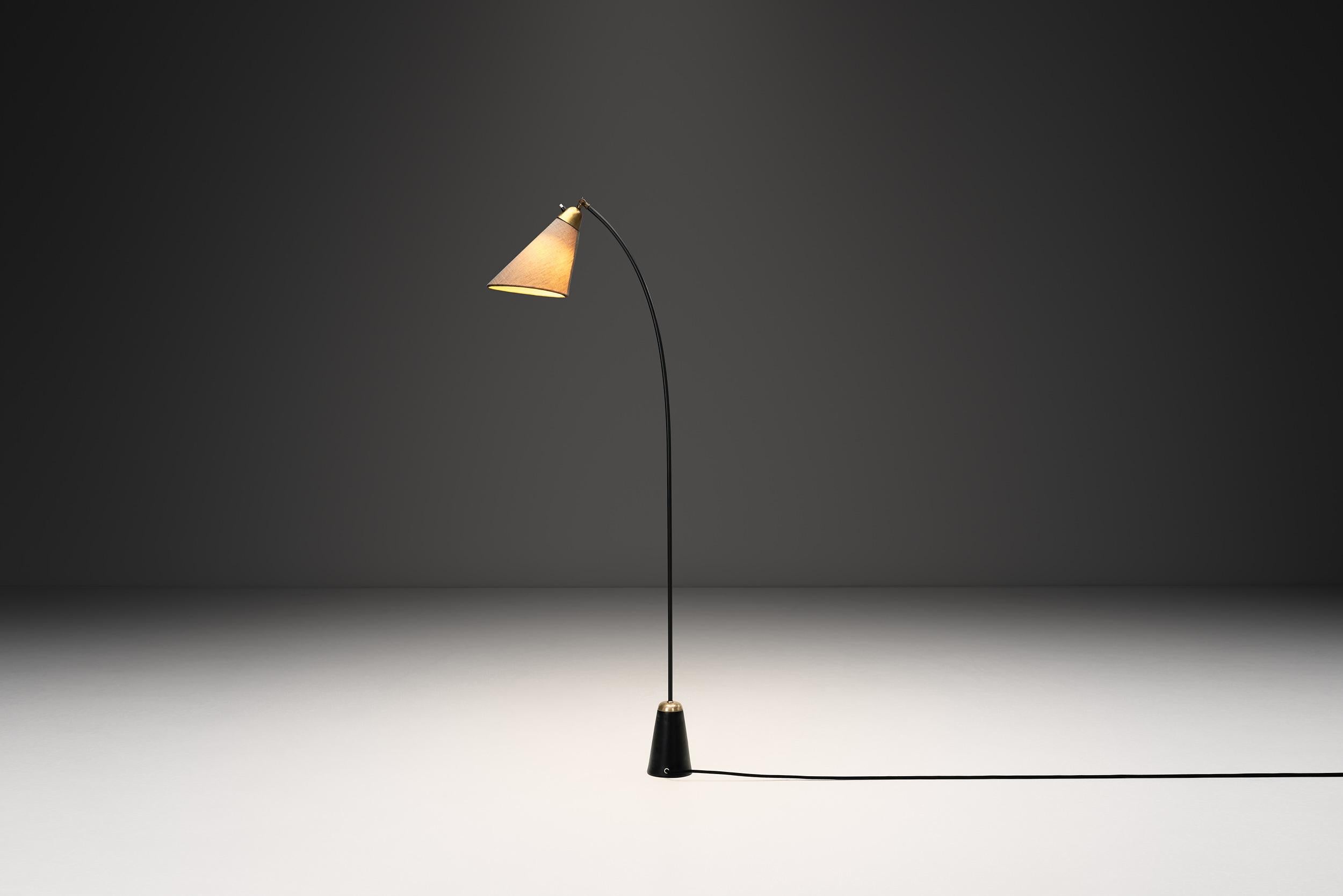 Metà XX secolo Lampada da terra in metallo laccato nero e ottone, Danimarca, anni '50 in vendita