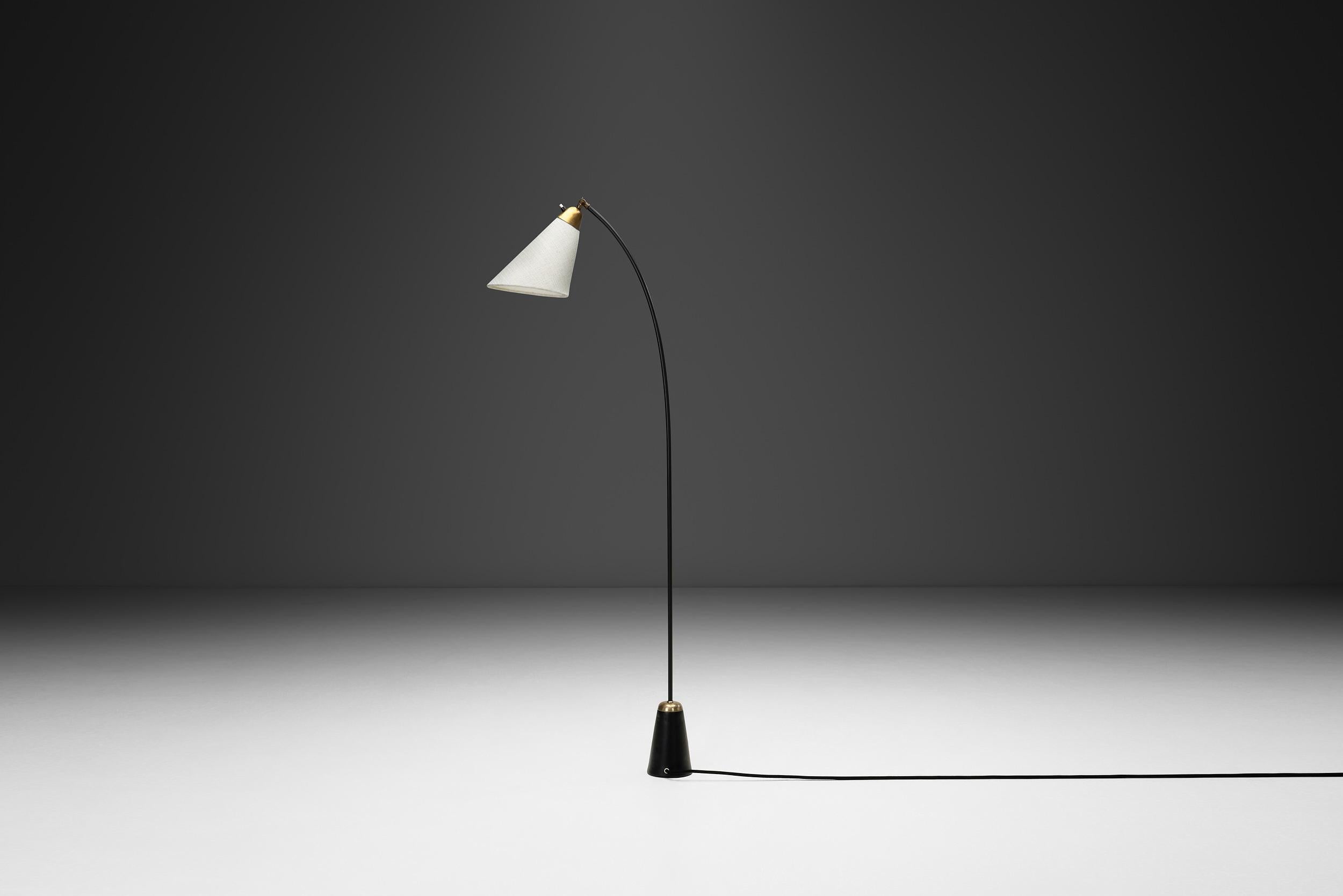 Metallo Lampada da terra in metallo laccato nero e ottone, Danimarca, anni '50 in vendita