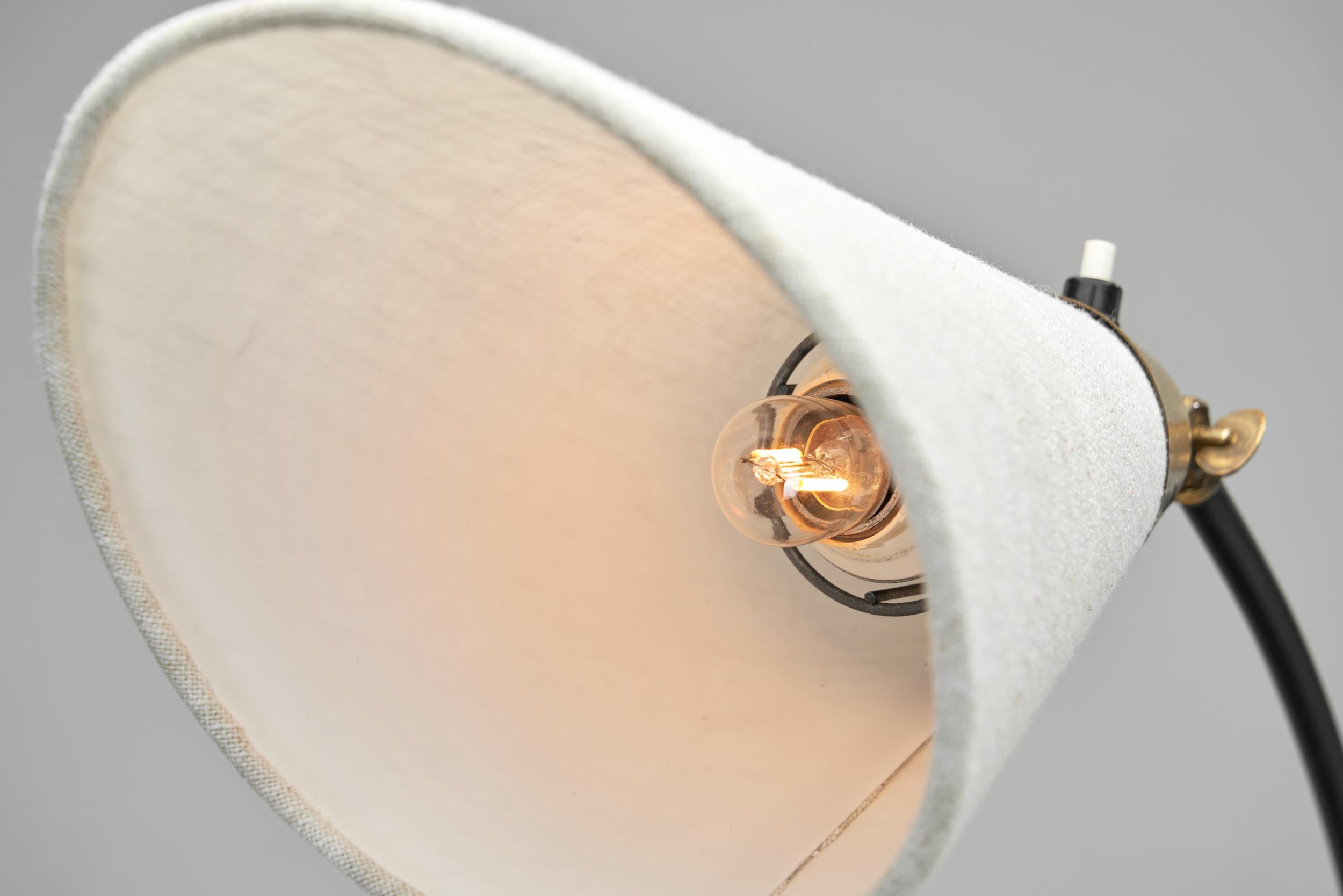 Lampada da terra in metallo laccato nero e ottone, Danimarca, anni '50 in vendita 2