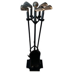 Schwarz lackiertes Metall und Chrom Kaminbesteck auf Stand "Golf" Modell