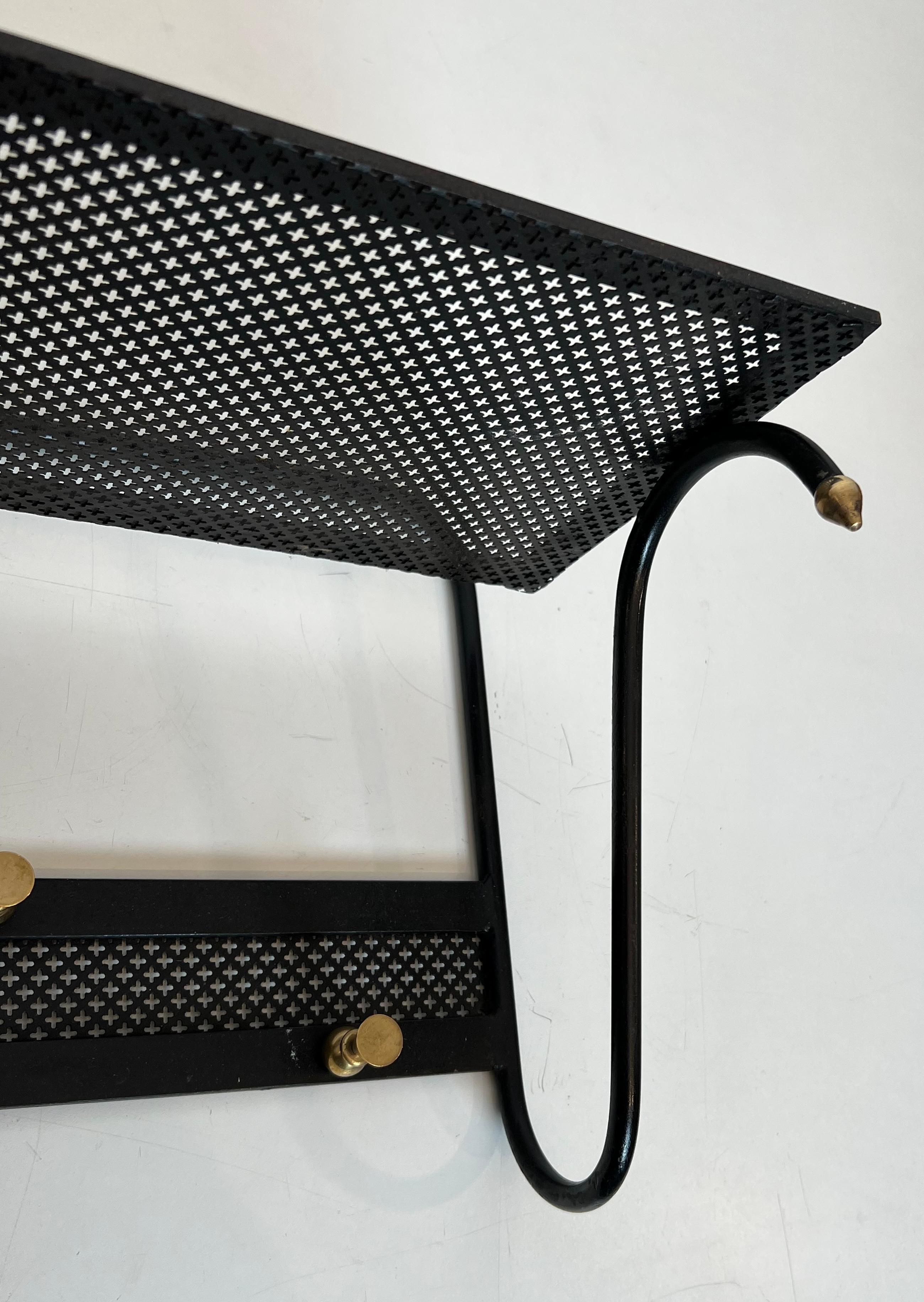 Porte-manteau en métal laqué noir avec tôle perforée et laiton en vente 3