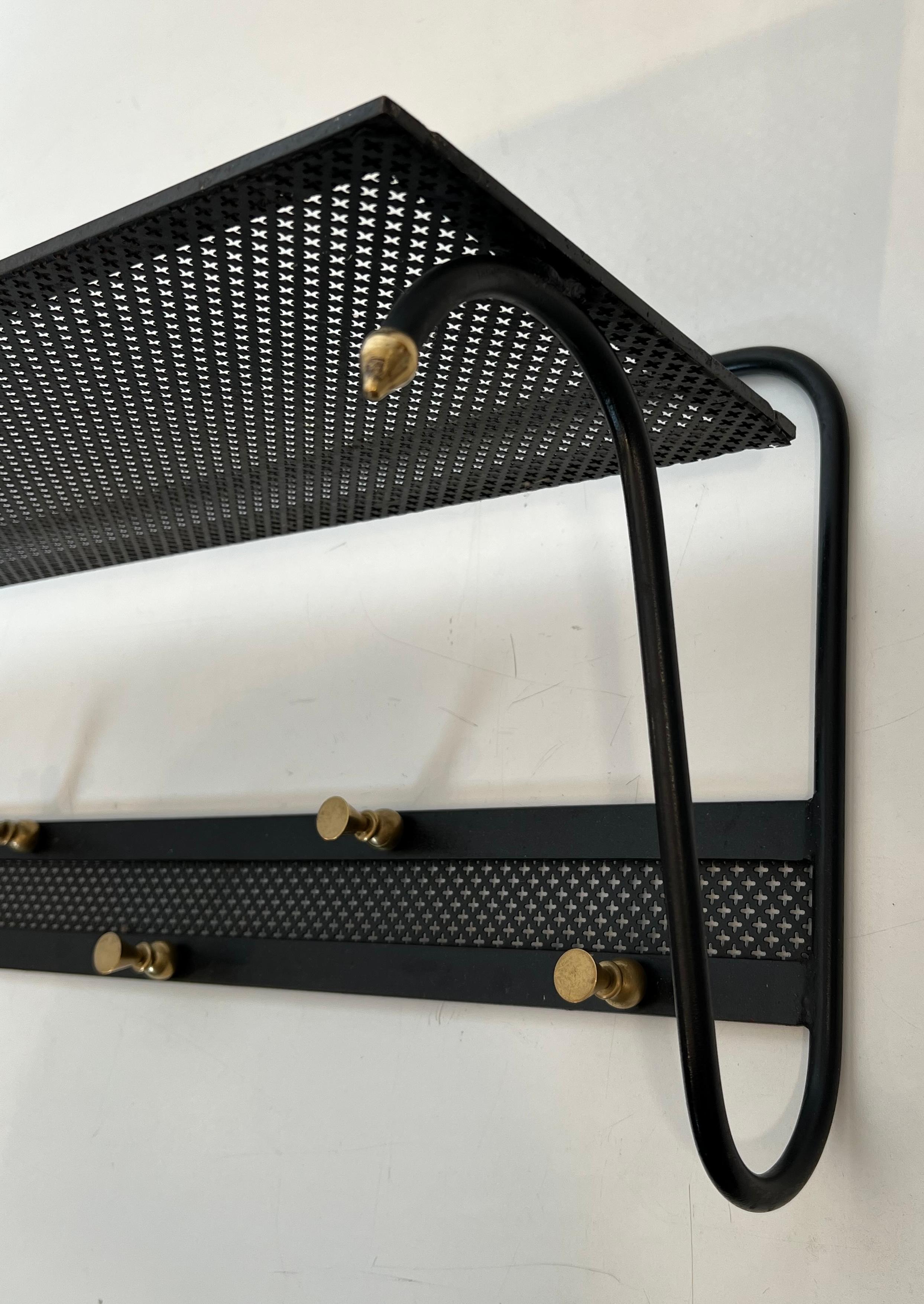 Porte-manteau en métal laqué noir avec tôle perforée et laiton en vente 4