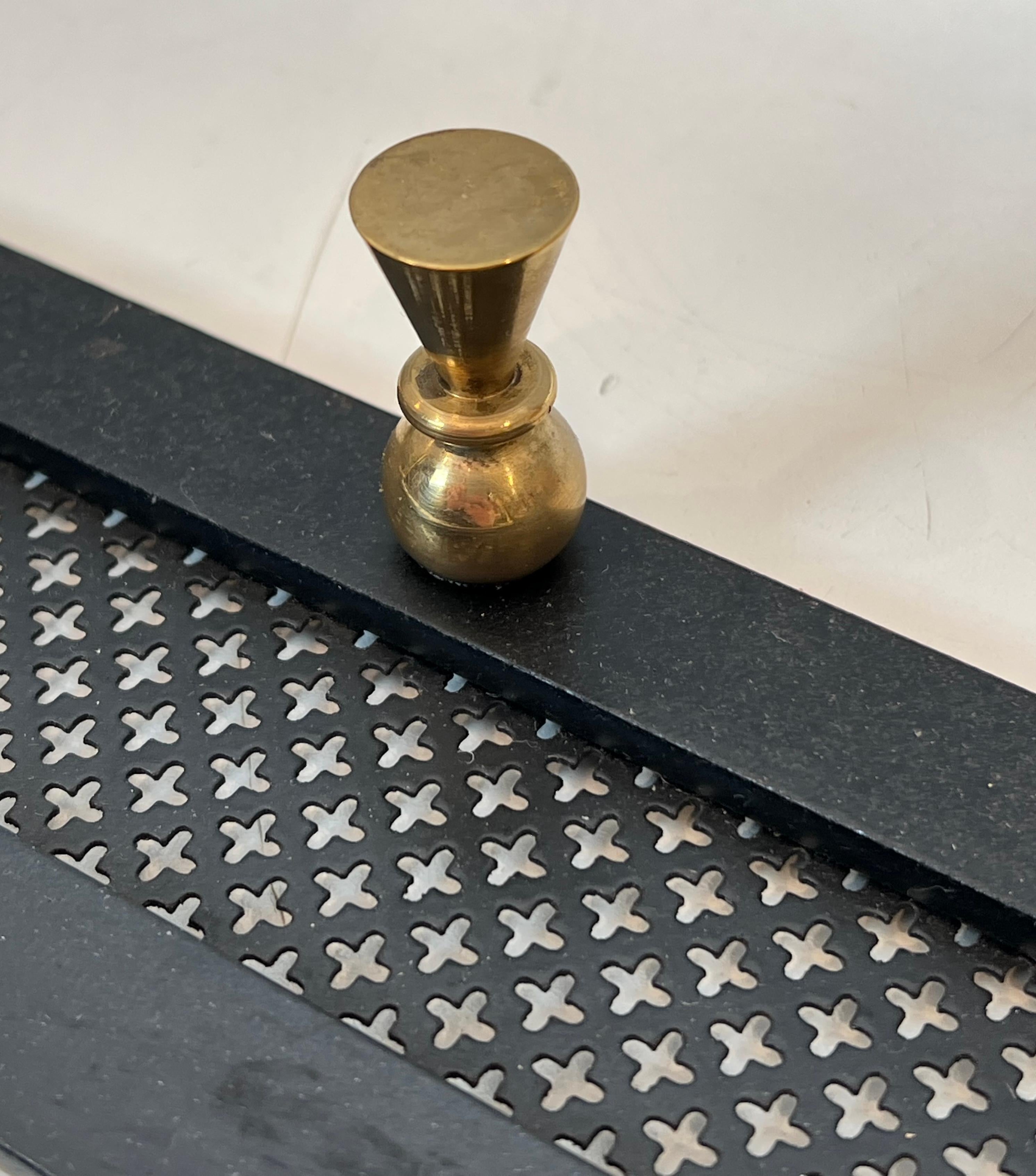 Porte-manteau en métal laqué noir avec tôle perforée et laiton en vente 10
