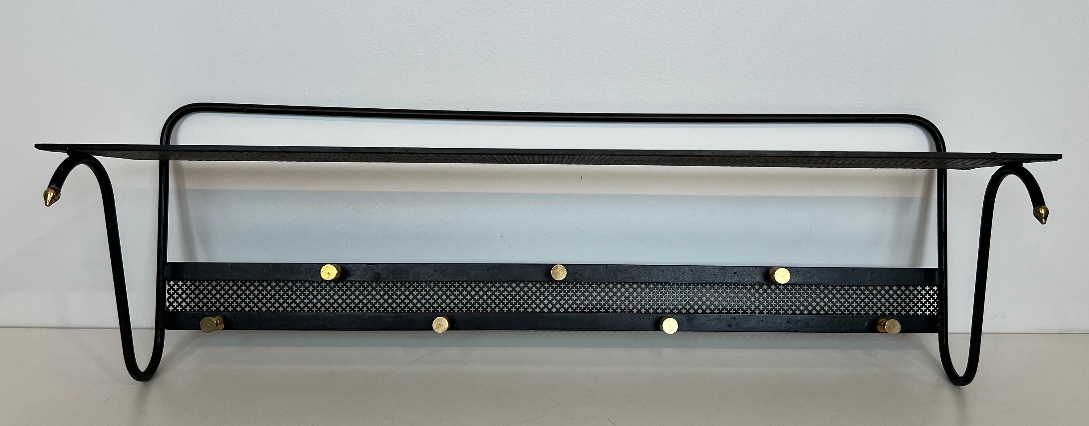 Mid-Century Modern Porte-manteau en métal laqué noir avec tôle perforée et laiton en vente
