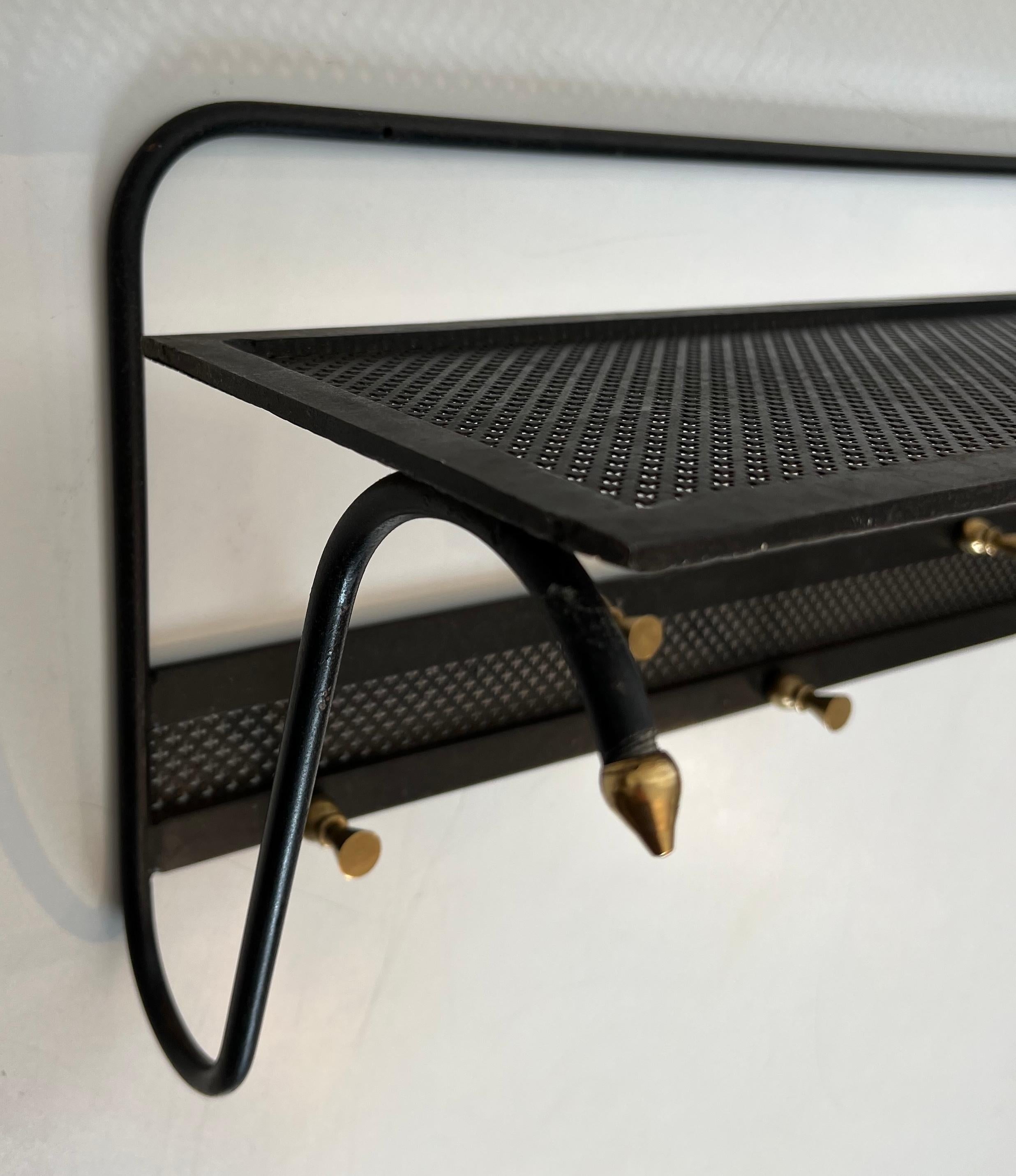 Porte-manteau en métal laqué noir avec tôle perforée et laiton Bon état - En vente à Marcq-en-Barœul, Hauts-de-France