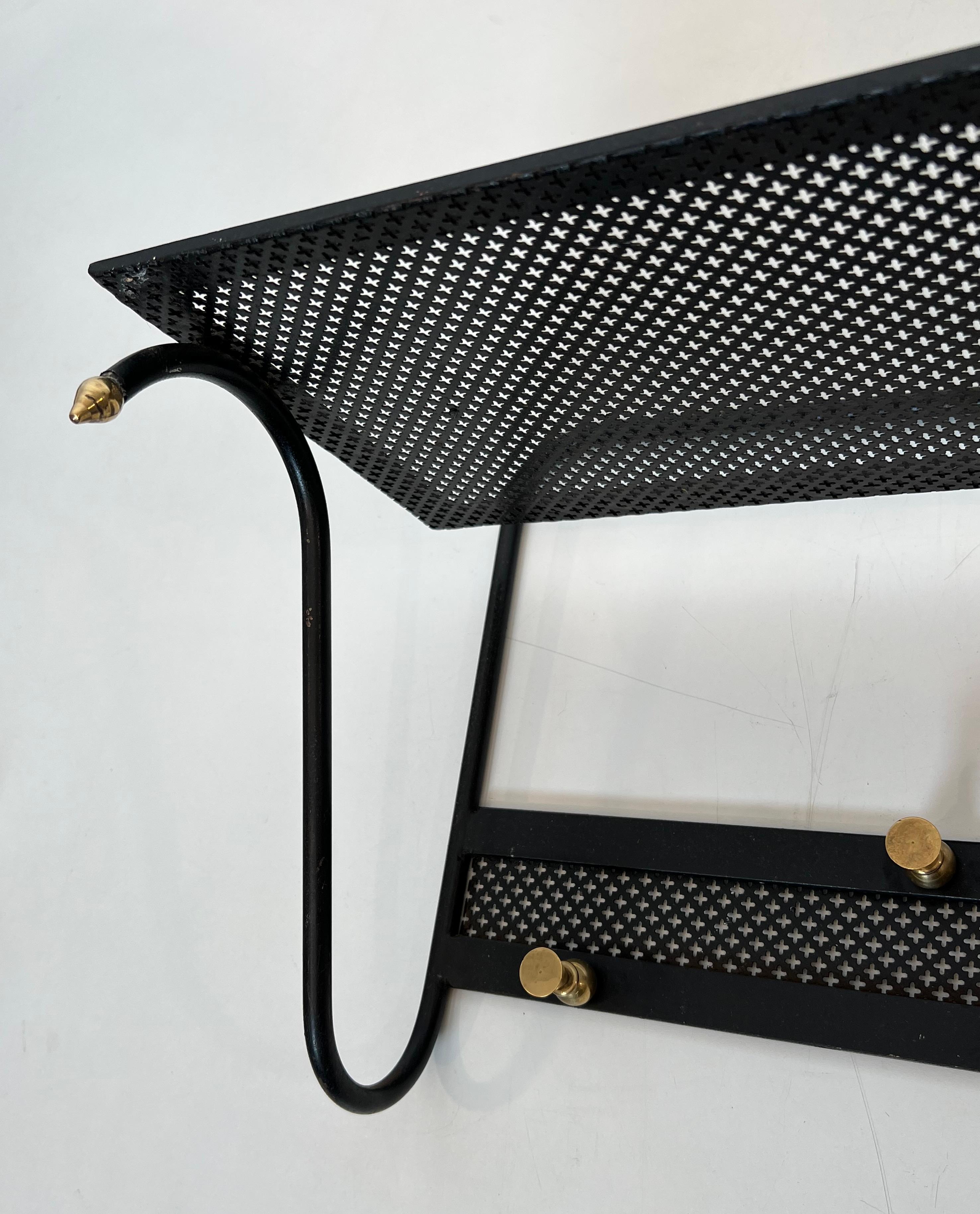 Milieu du XXe siècle Porte-manteau en métal laqué noir avec tôle perforée et laiton en vente