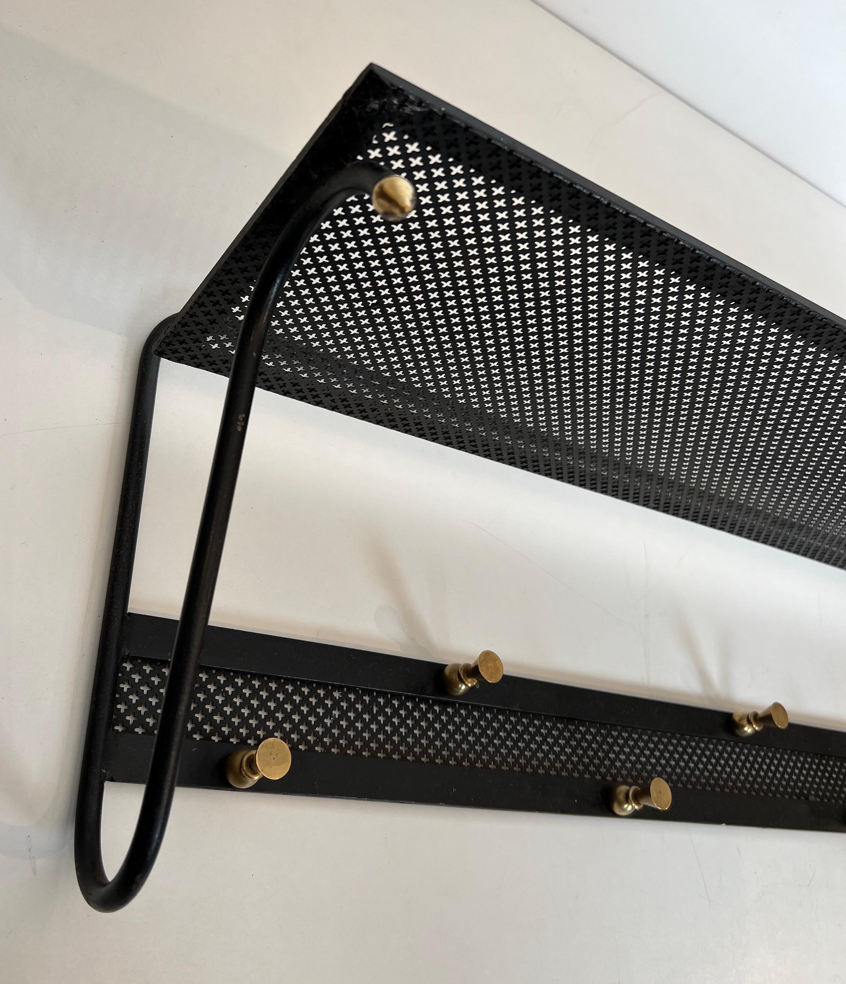 Métal Porte-manteau en métal laqué noir avec tôle perforée et laiton en vente