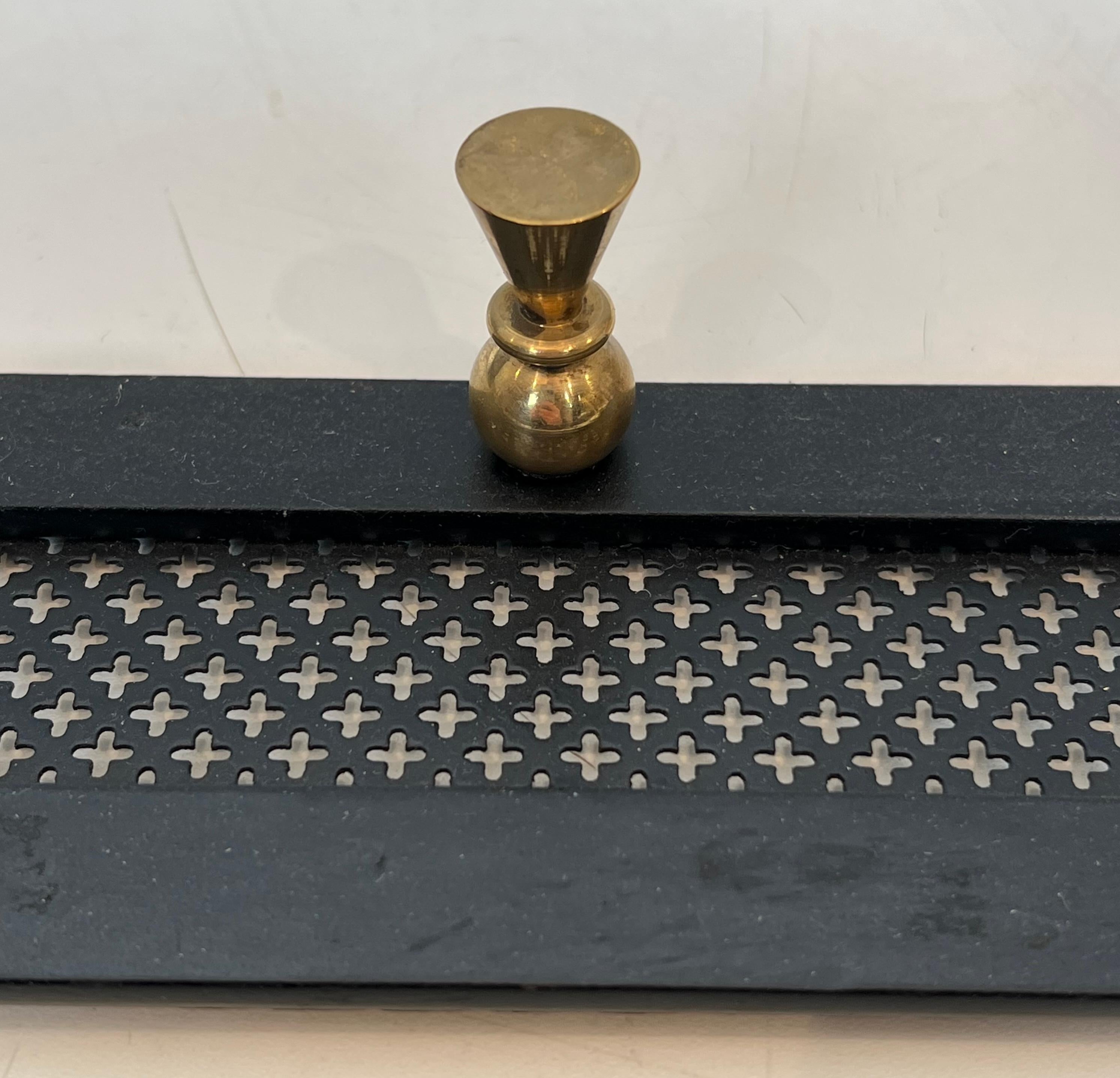 Porte-manteau en métal laqué noir avec tôle perforée et laiton en vente 2