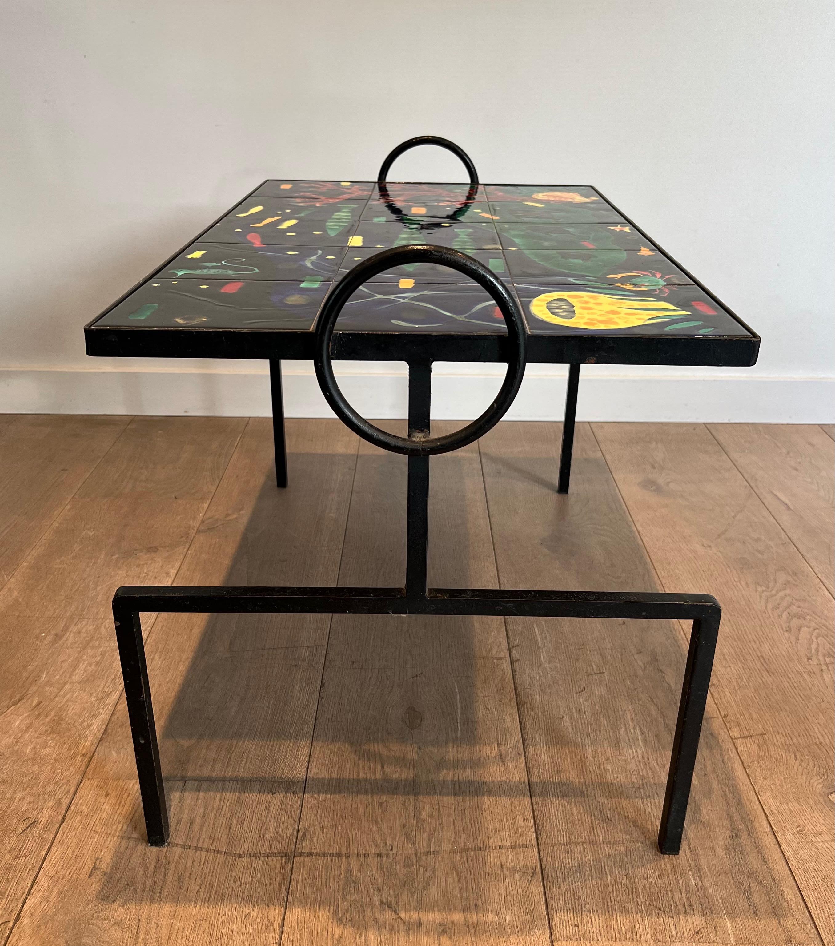 Milieu du XXe siècle Table basse en métal laqué noir avec plateau en céramique en vente