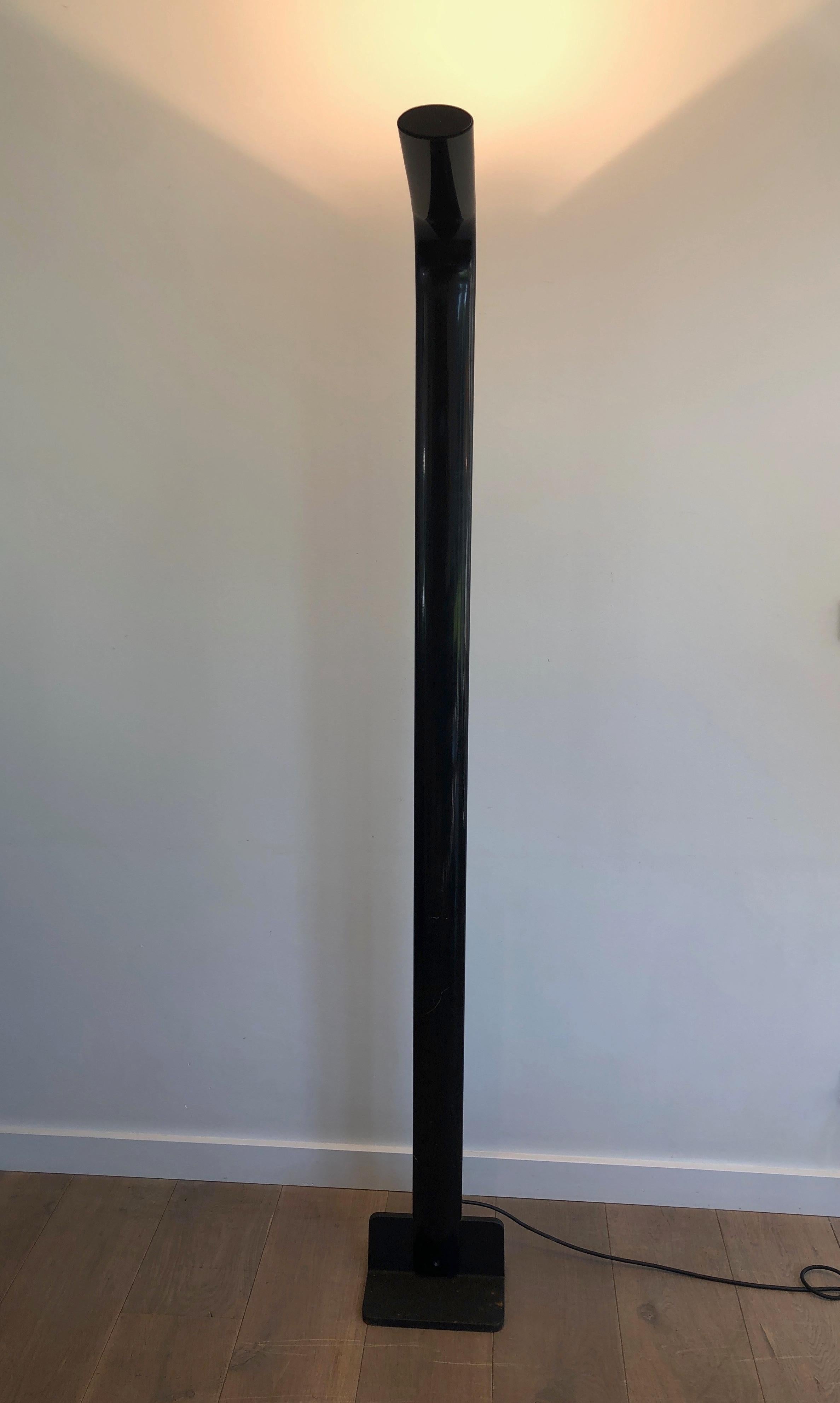 This design floor lamp is made of black lacquered metal and is an halogen light. This is an Italian work, circa 1970.
