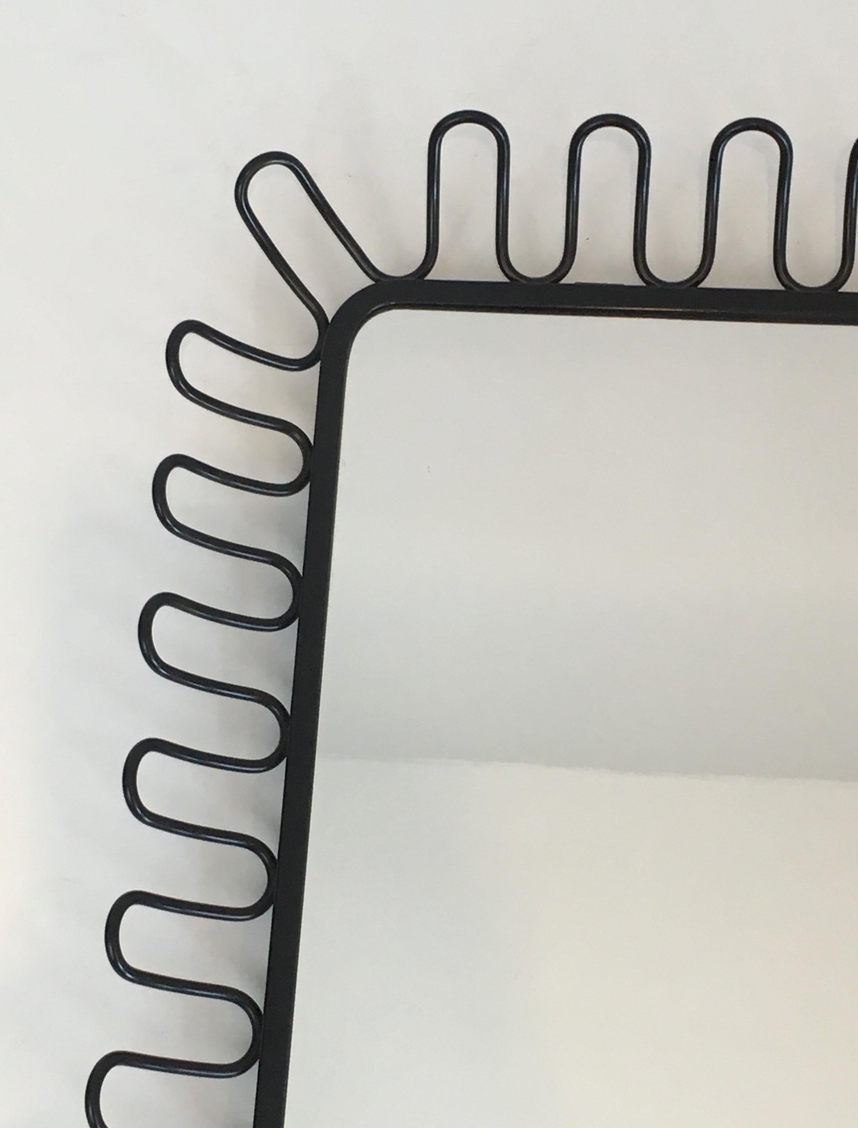 Français Miroir en métal laqué noir en vente