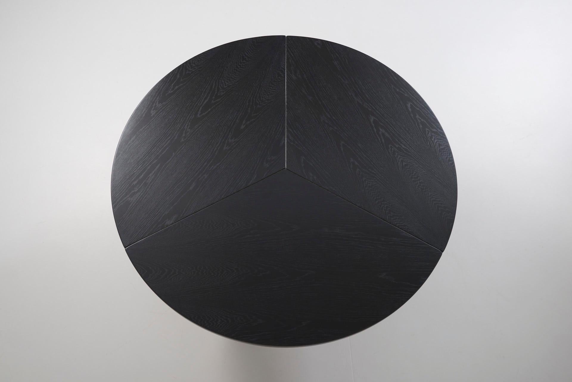 Black Lacquered Round Dining Table with Crossed Legs by Martin Visser, 1960s In Excellent Condition In Antwerpen, BE