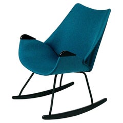 Fauteuil à bascule scandinave laqué noir avec assise en coquillage et tissu bleu