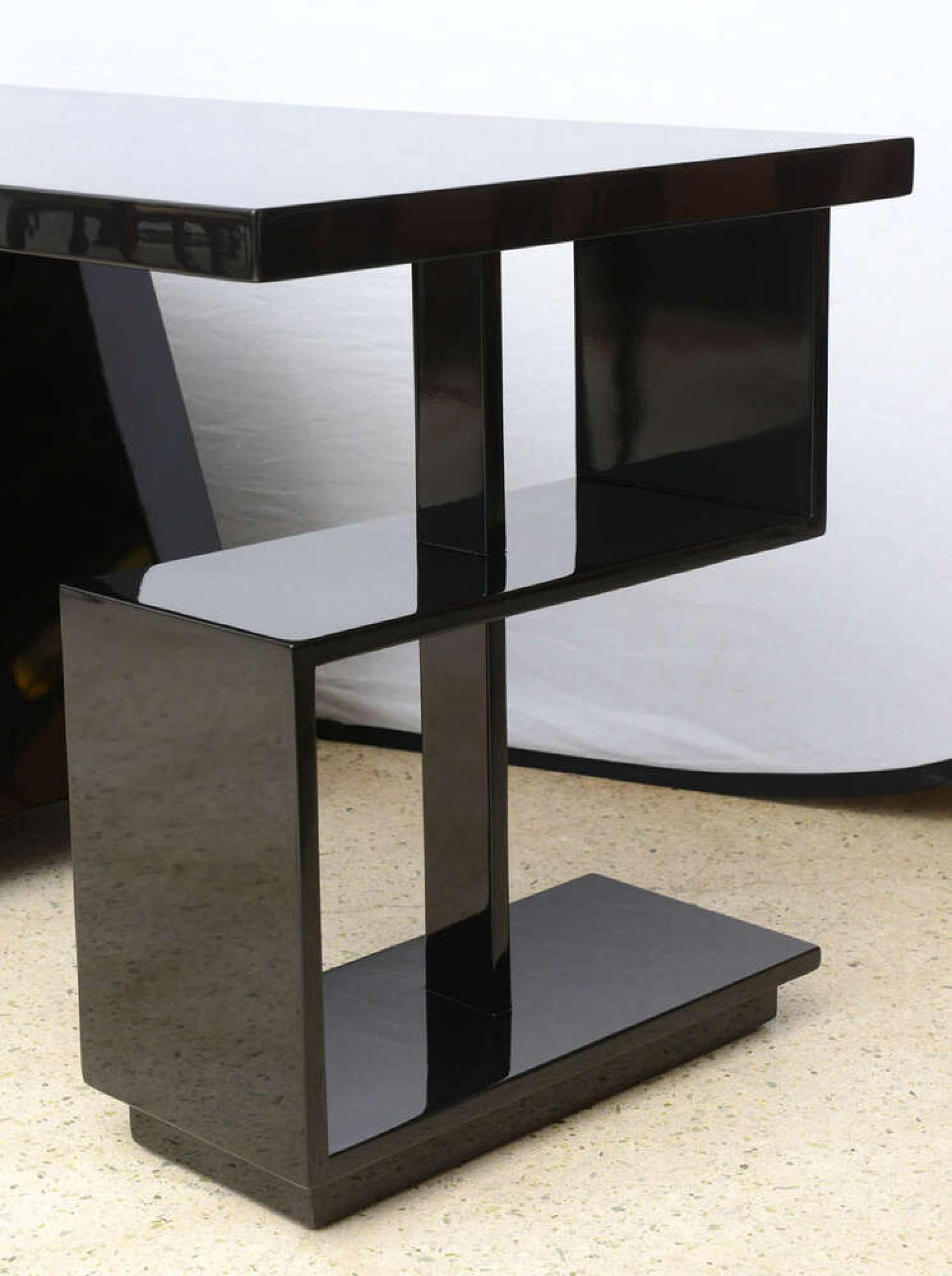 Amerikanischer Mitte des Jahrhunderts Schwarz lackierter skulpturaler Schreibtisch mit einer geometrischen Form von 3 Schubladen gegenüber einem 