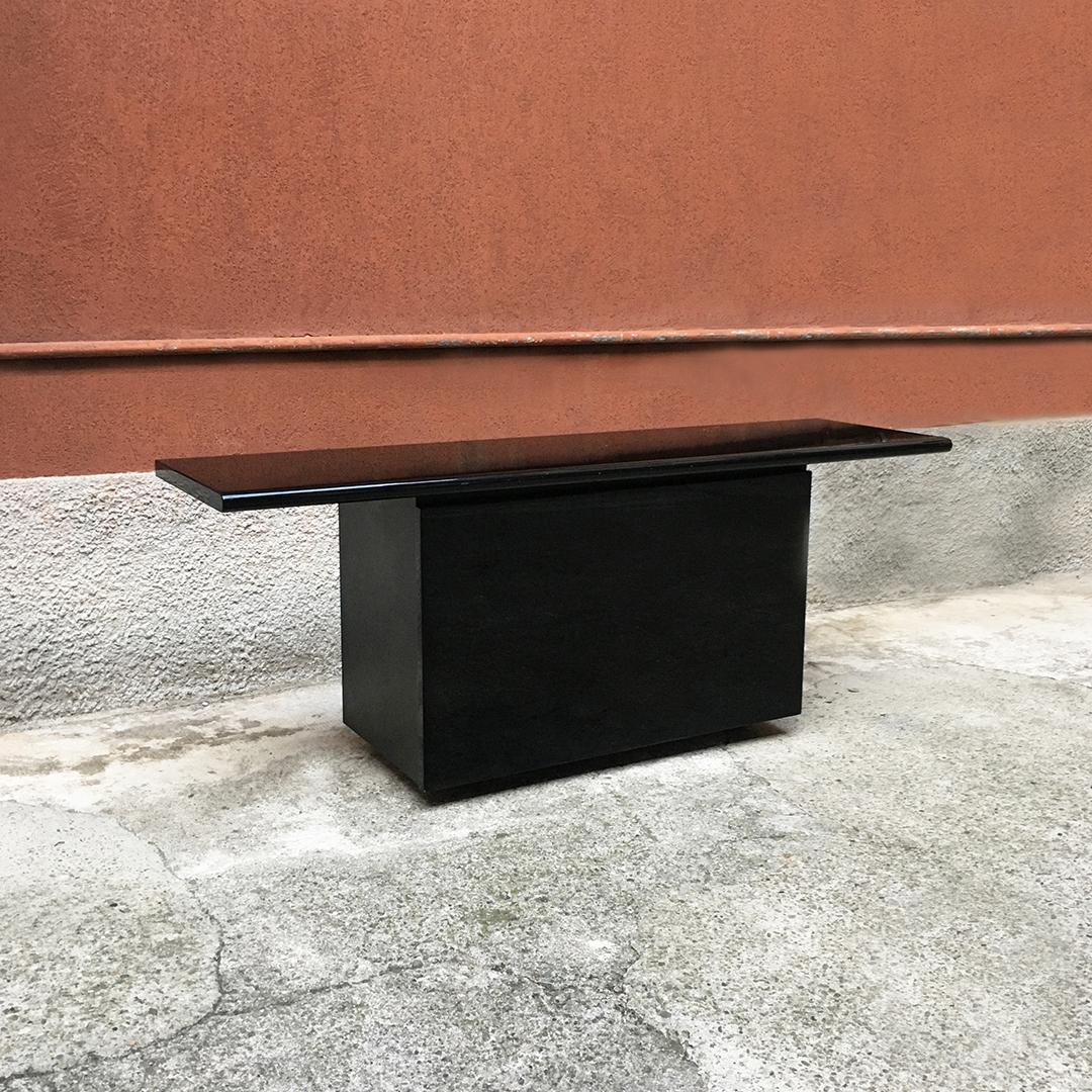 Black lacquered Sheraton sideboard by G.Stoppino and L.Acerbis by Acerbis, 1977
Space Age Sheraton sideboard with black lacquered wooden surface, with original period finish.
Single container with sliding opening, glass shelves, internal drawers