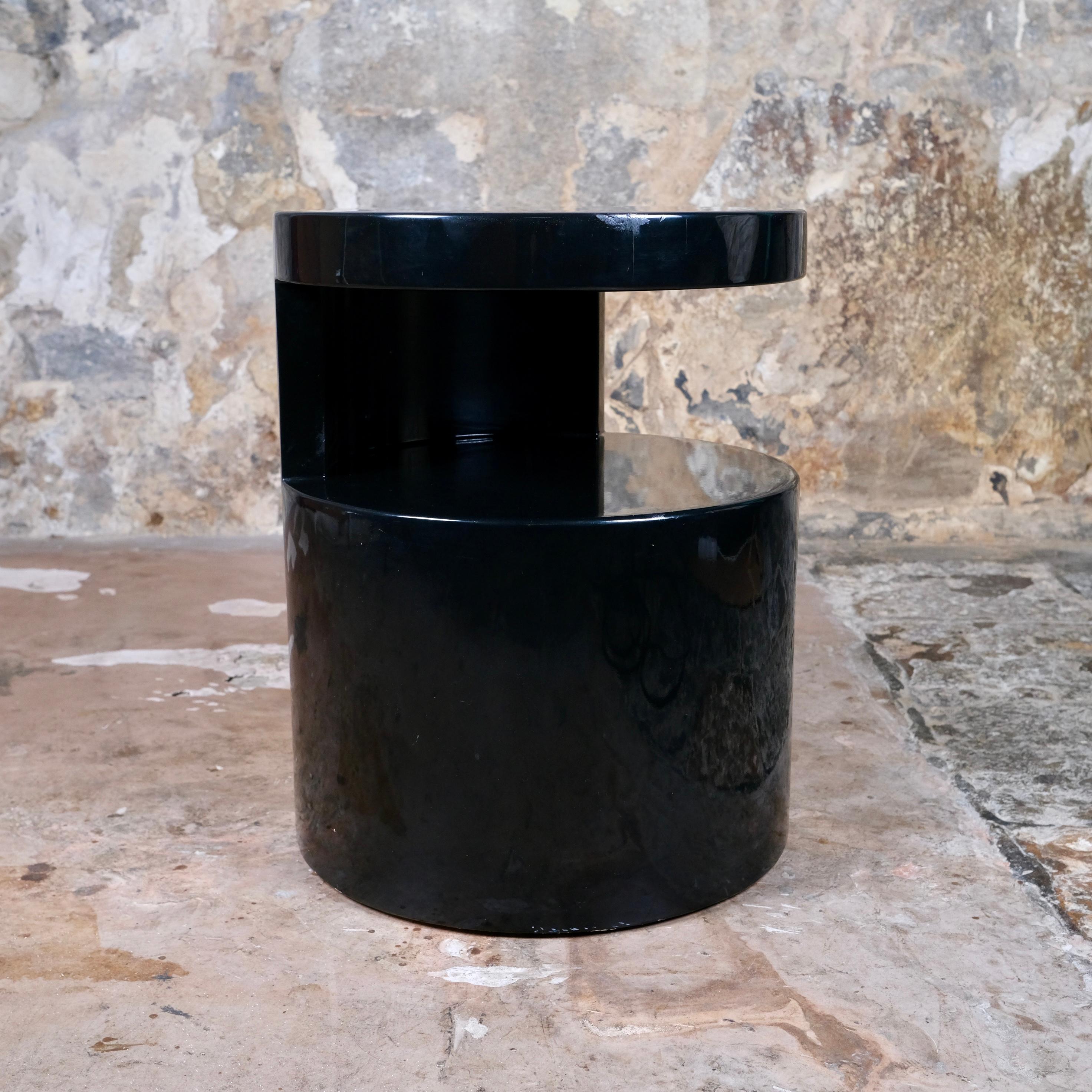 Nice side table or bedside table in black lacquered wood, made in Italy in the 1980s.
Rounded shape, with a shelf (H30cm).
Good condition overall : traces, scratches, lacks and cracks on lacquer but without consequence on the stability and