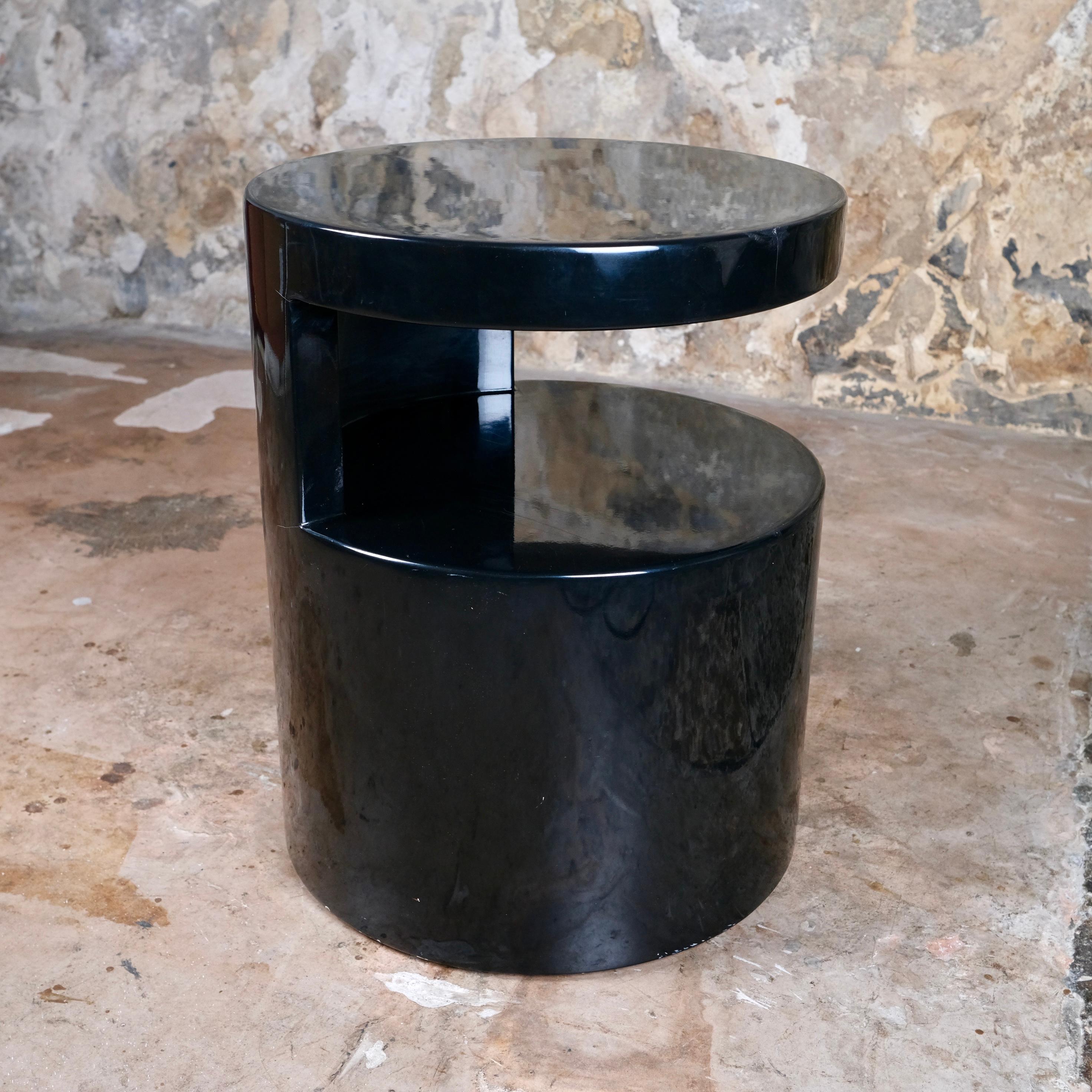 Black lacquered side or bedside table with shelf, Italy, 1980s In Good Condition In Lyon, FR