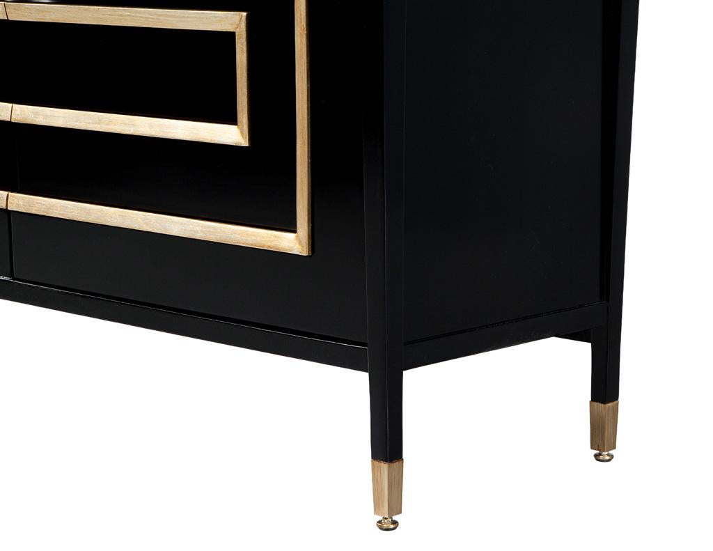 Schwarz lackierter Sideboard-Schrank mit Blattgoldverzierung im Angebot 3