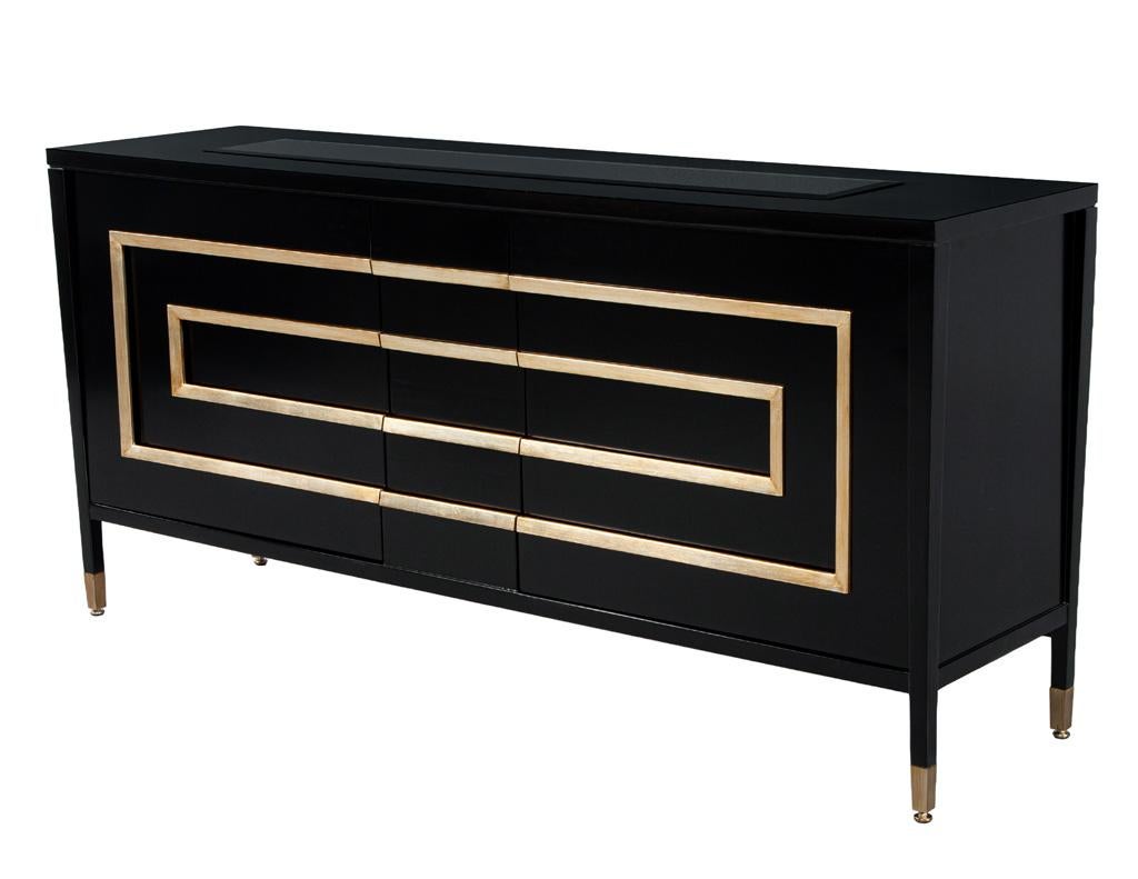 Schwarz lackierter Sideboard-Schrank mit Blattgoldverzierung (Moderne) im Angebot