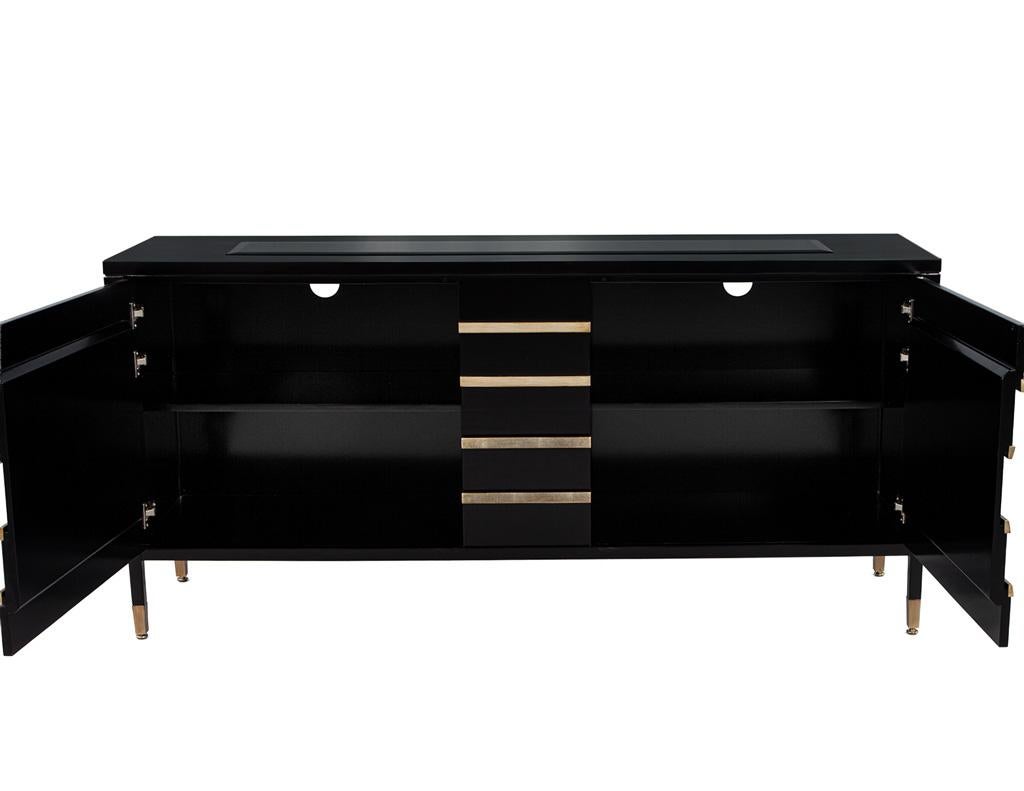 Schwarz lackierter Sideboard-Schrank mit Blattgoldverzierung (amerikanisch) im Angebot