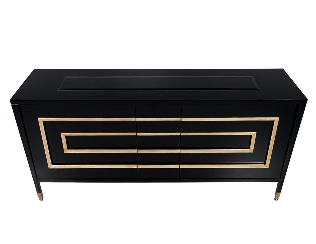 Schwarz lackierter Sideboard-Schrank mit Blattgoldverzierung im Zustand „Neu“ im Angebot in North York, ON