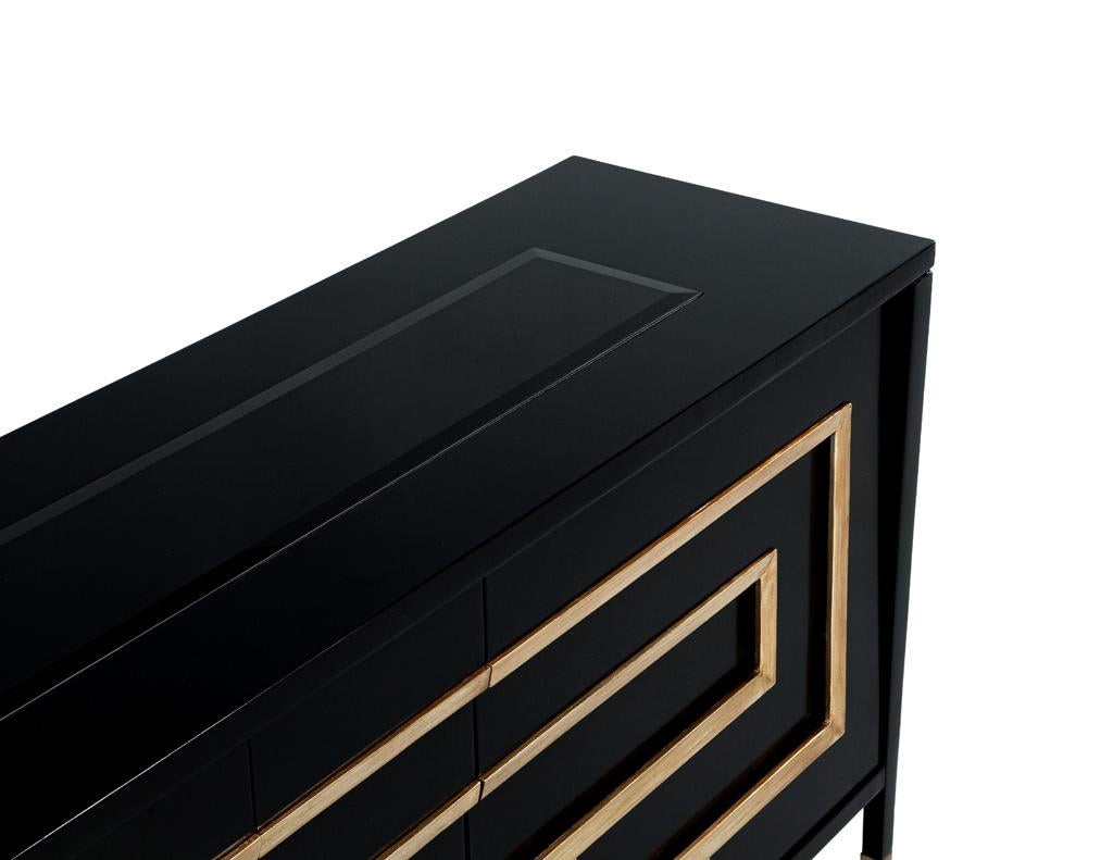 Schwarz lackierter Sideboard-Schrank mit Blattgoldverzierung (21. Jahrhundert und zeitgenössisch) im Angebot