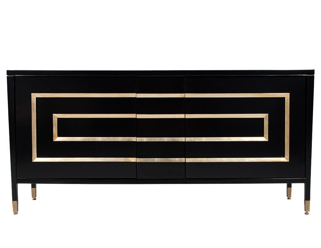 Schwarz lackierter Sideboard-Schrank mit Blattgoldverzierung (Metall) im Angebot