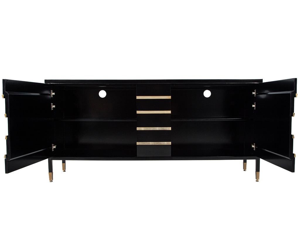 Schwarz lackierter Sideboard-Schrank mit Blattgoldverzierung im Angebot 1