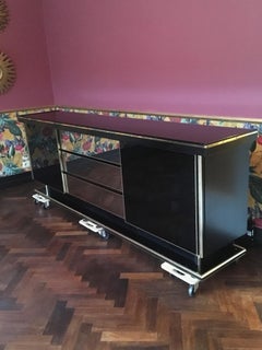 Buffet laqué noir avec portes coulissantes et tiroirs en miroir