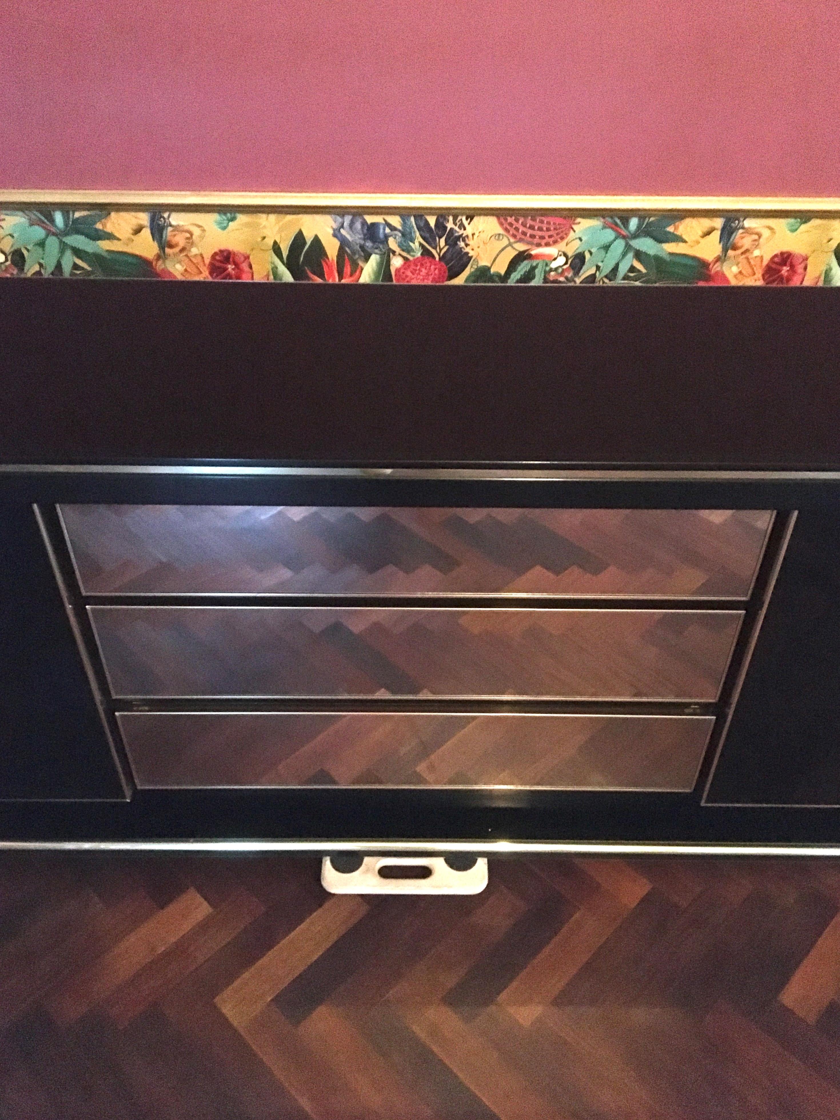 Black Lacquered Sideboard with Sliding Doors and Mirrored Drawers In Good Condition In Antwerp, BE