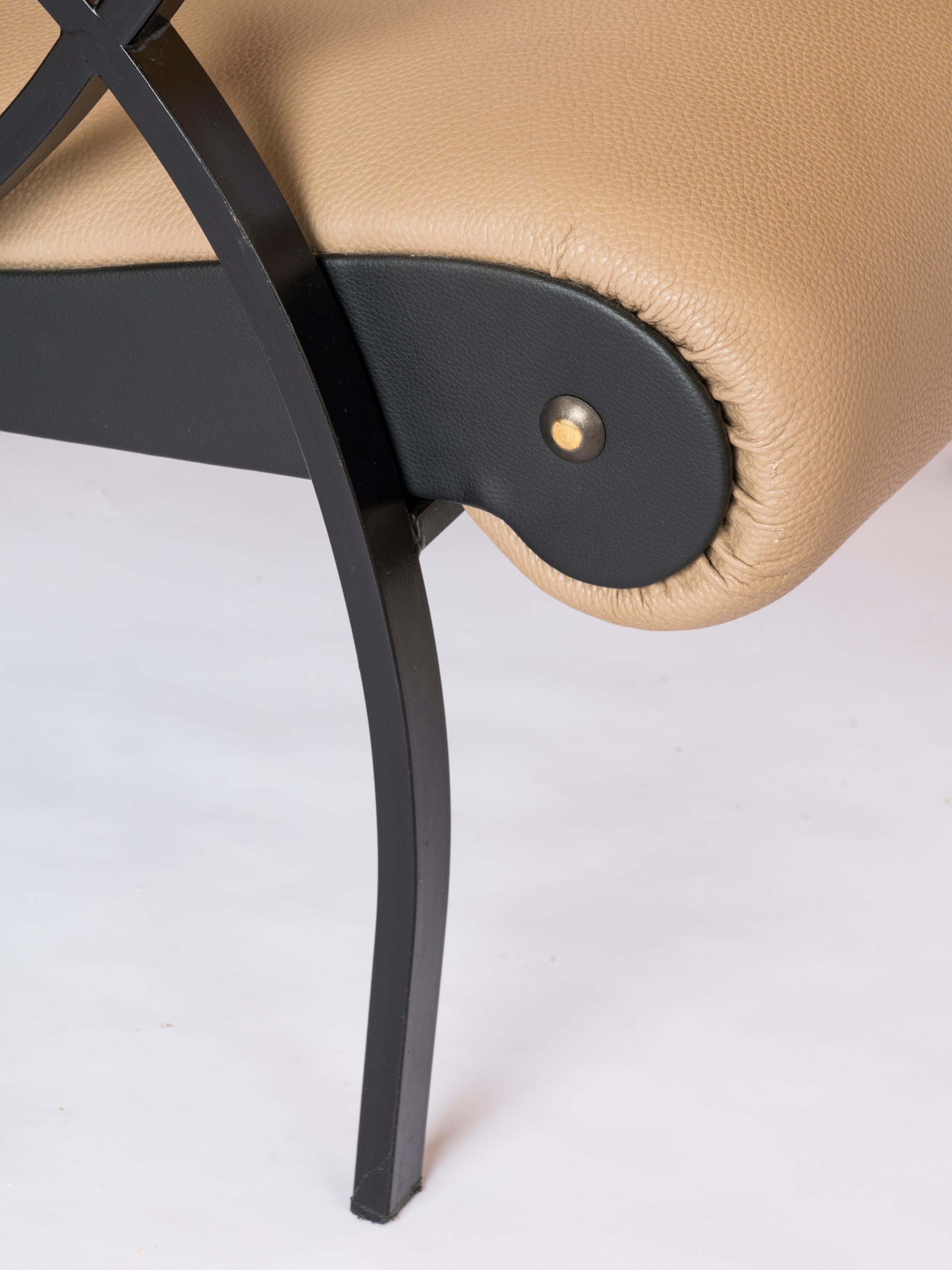 Sillones de acero lacado negro y piel de topo al estilo de Borsani - Italia 1960 Moderno de mediados de siglo en venta