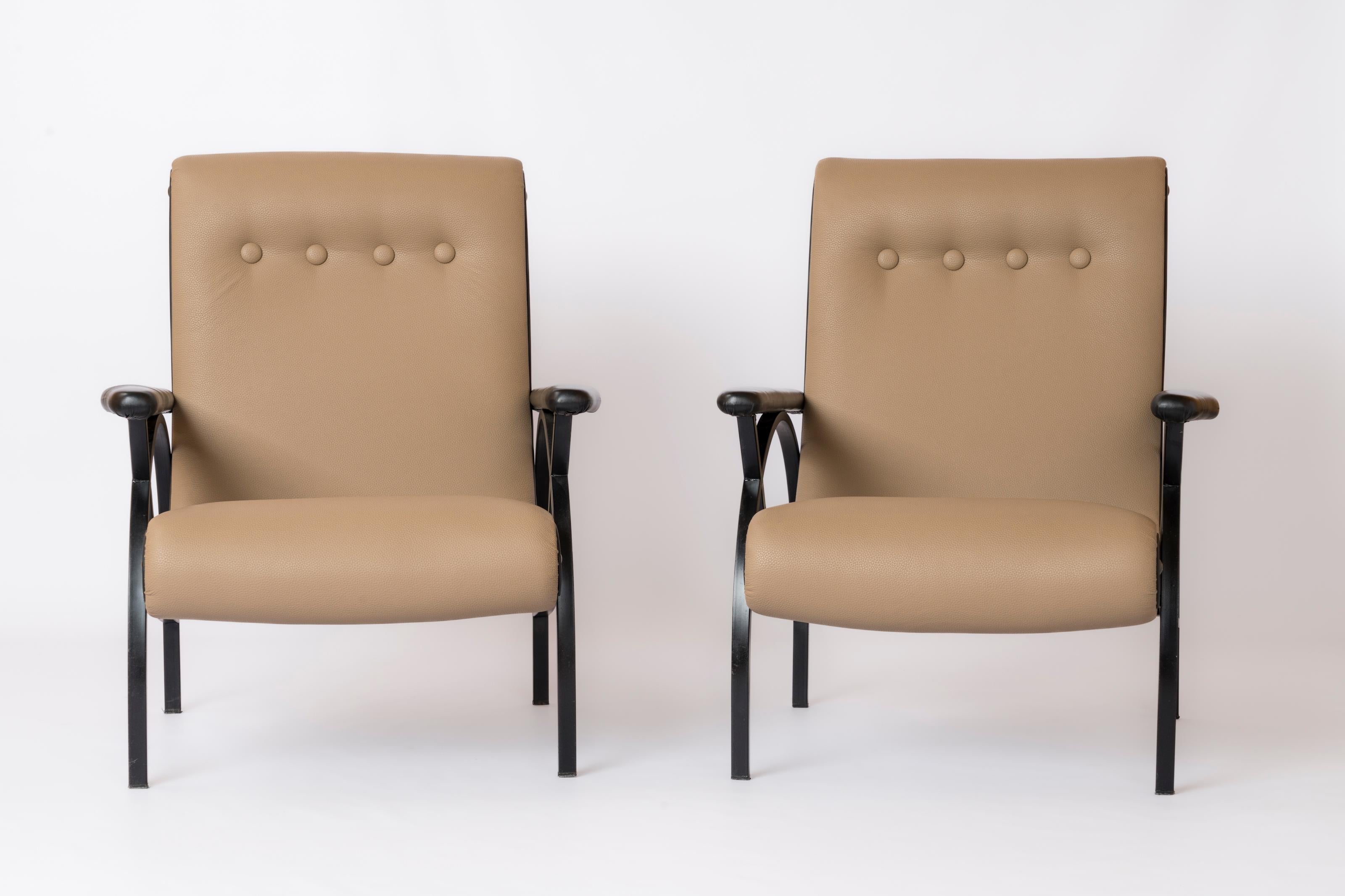 Sillones de acero lacado negro y piel de topo al estilo de Borsani - Italia 1960 mediados del siglo XX en venta