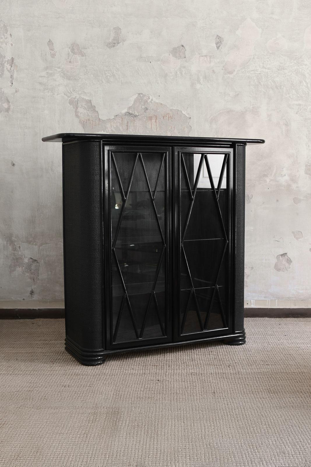 Vetrina a due ante laccata nera con ripiani in vetro
Dettagli del prodotto
Dimensioni: 152 W x 148,5 H x 47 D cm
