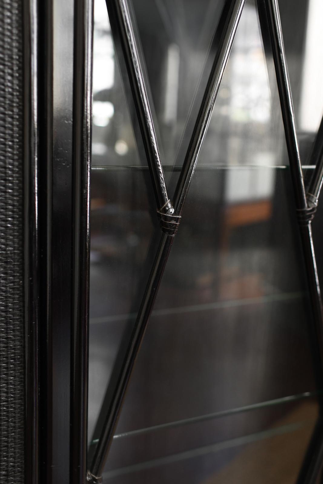 Rattan Vetrina a due ante laccata nera con ripiani in vetro in vendita