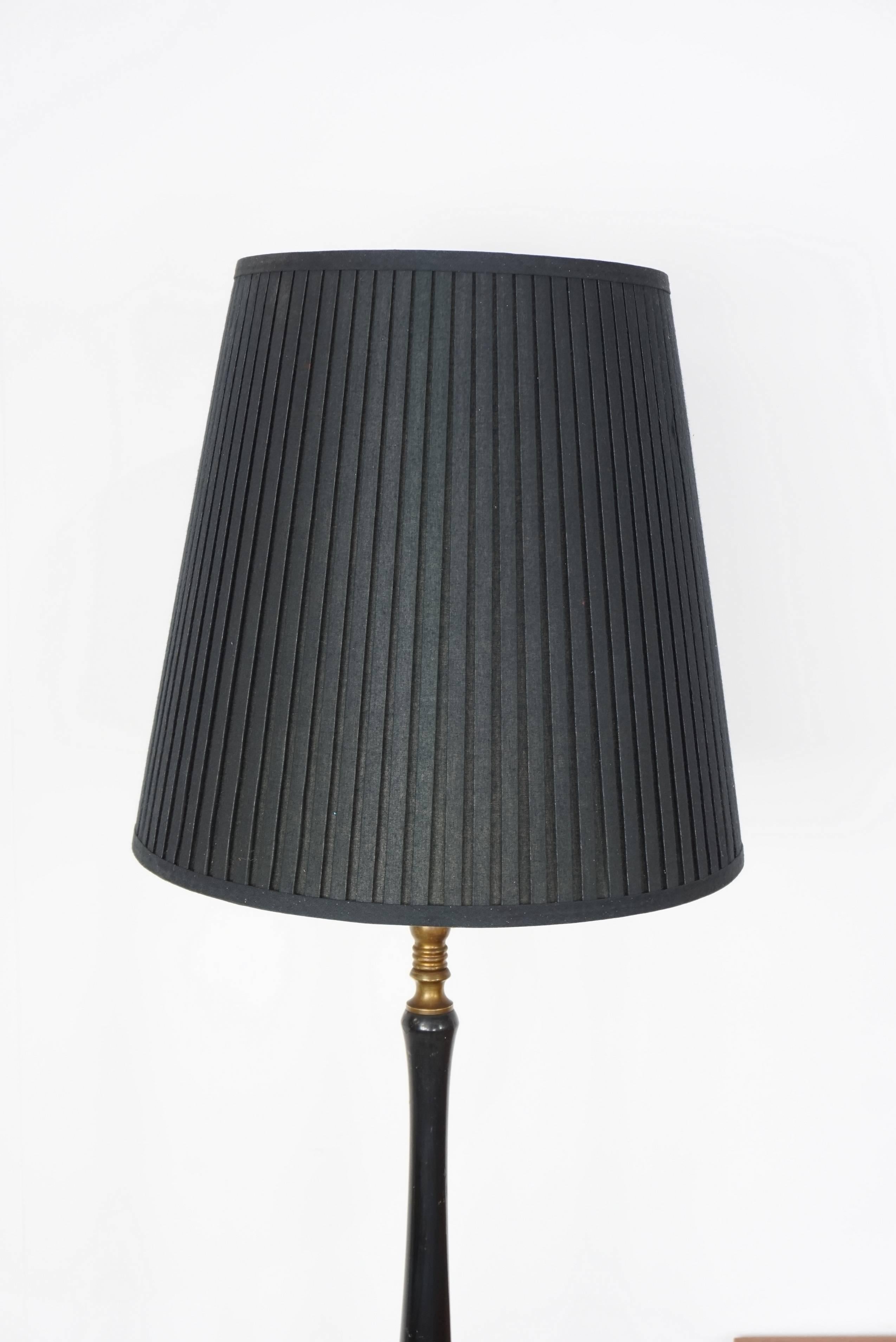 Floor lamp 50 years in lacquered wood and brass, slim, with sober lines it is adjustable in height.
 