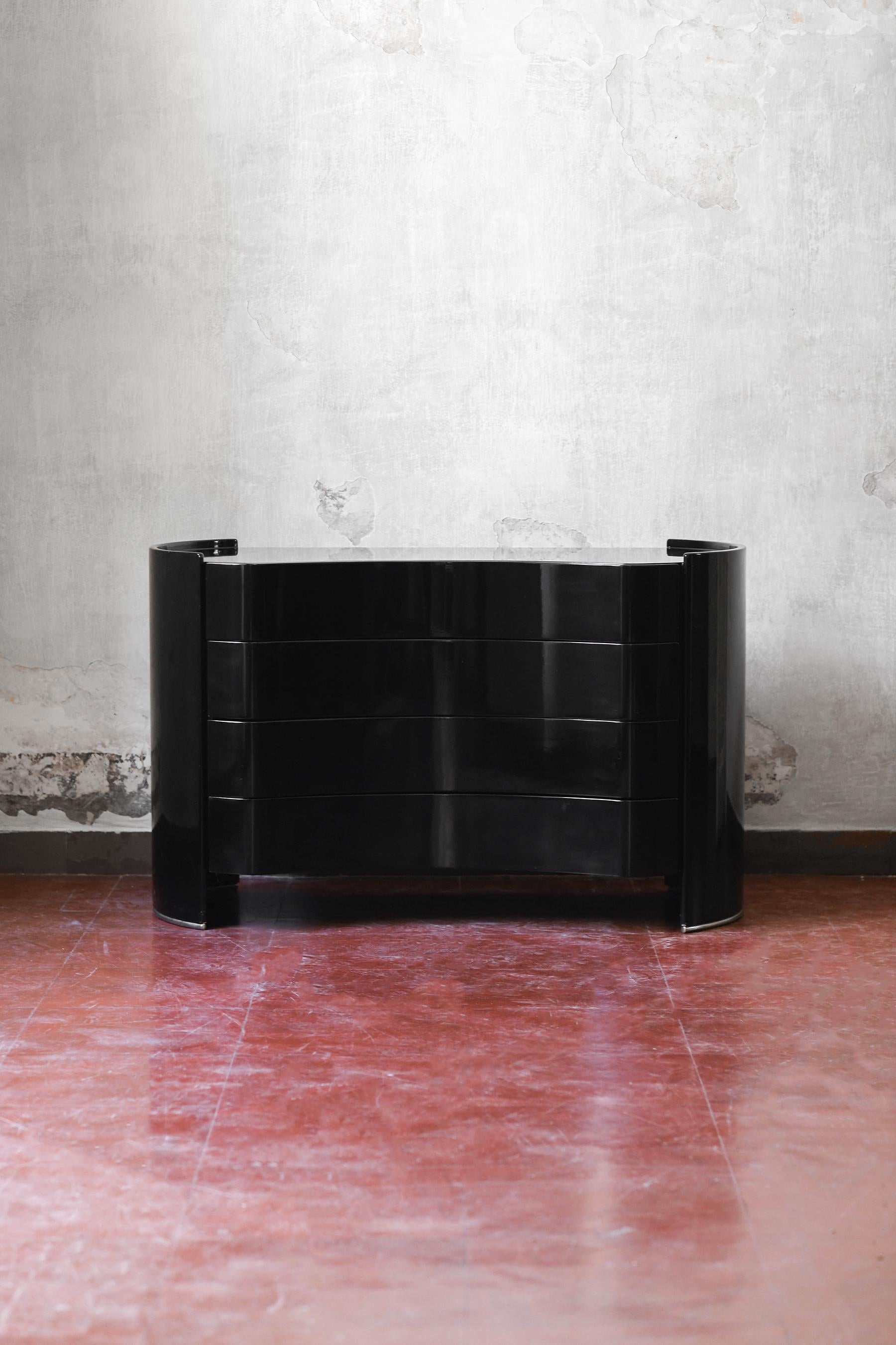 Chest of drawers in black lacquered wood and chromed metal, Kazuhide Takahama  for Gavina
Product details
Dimensions: 120 W x 75 H x 54 D cm