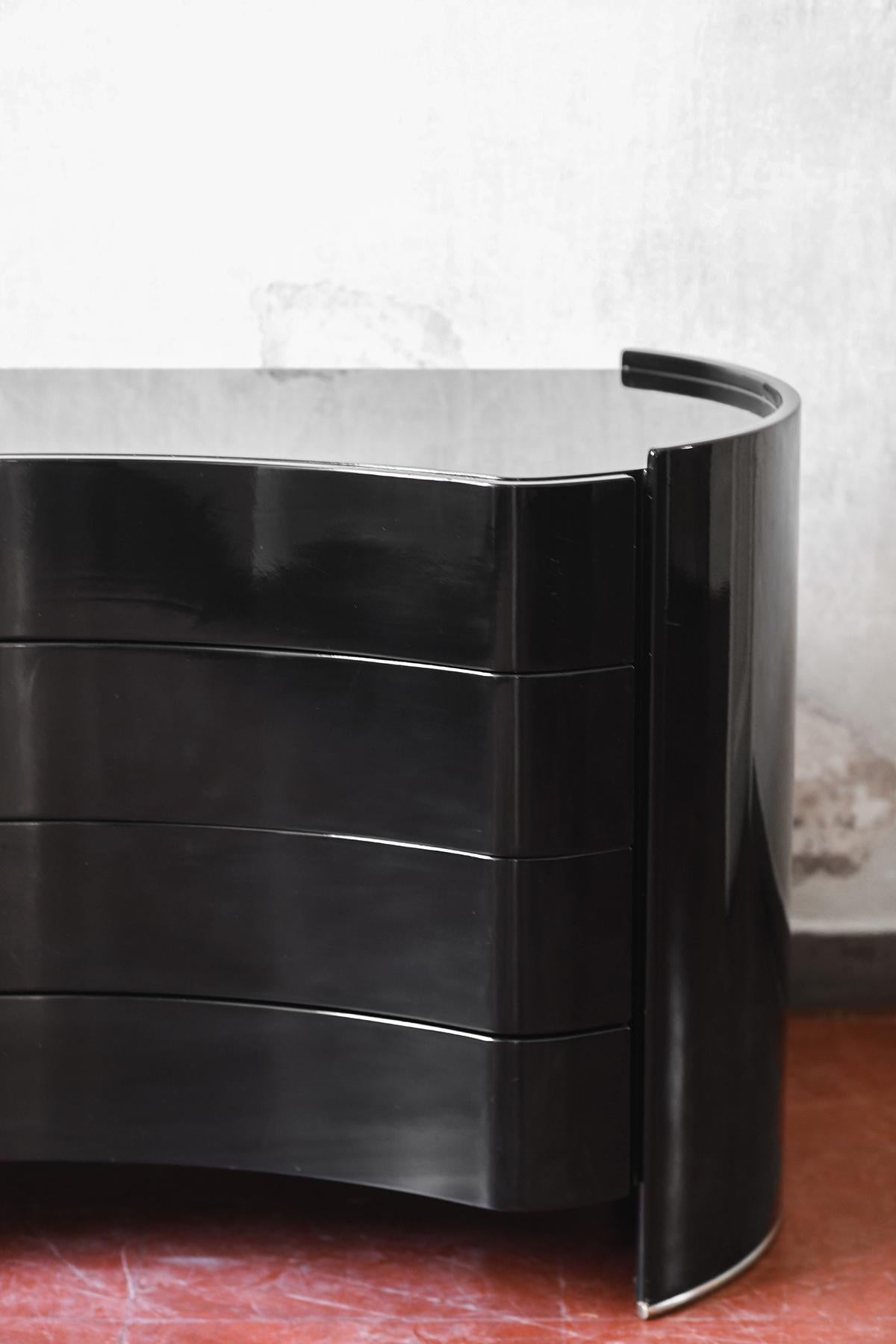 Black lacquered wood chest of drawers, Kazuhide Takahama for Gavina, 1970s In Good Condition For Sale In Roma, RM