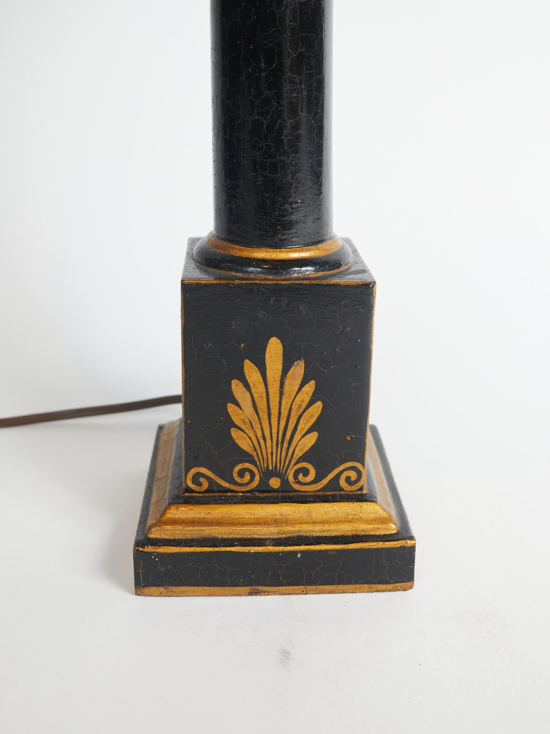 Pochoir pour lampe de table de style empire en bois laqué noir avec motifs dorés