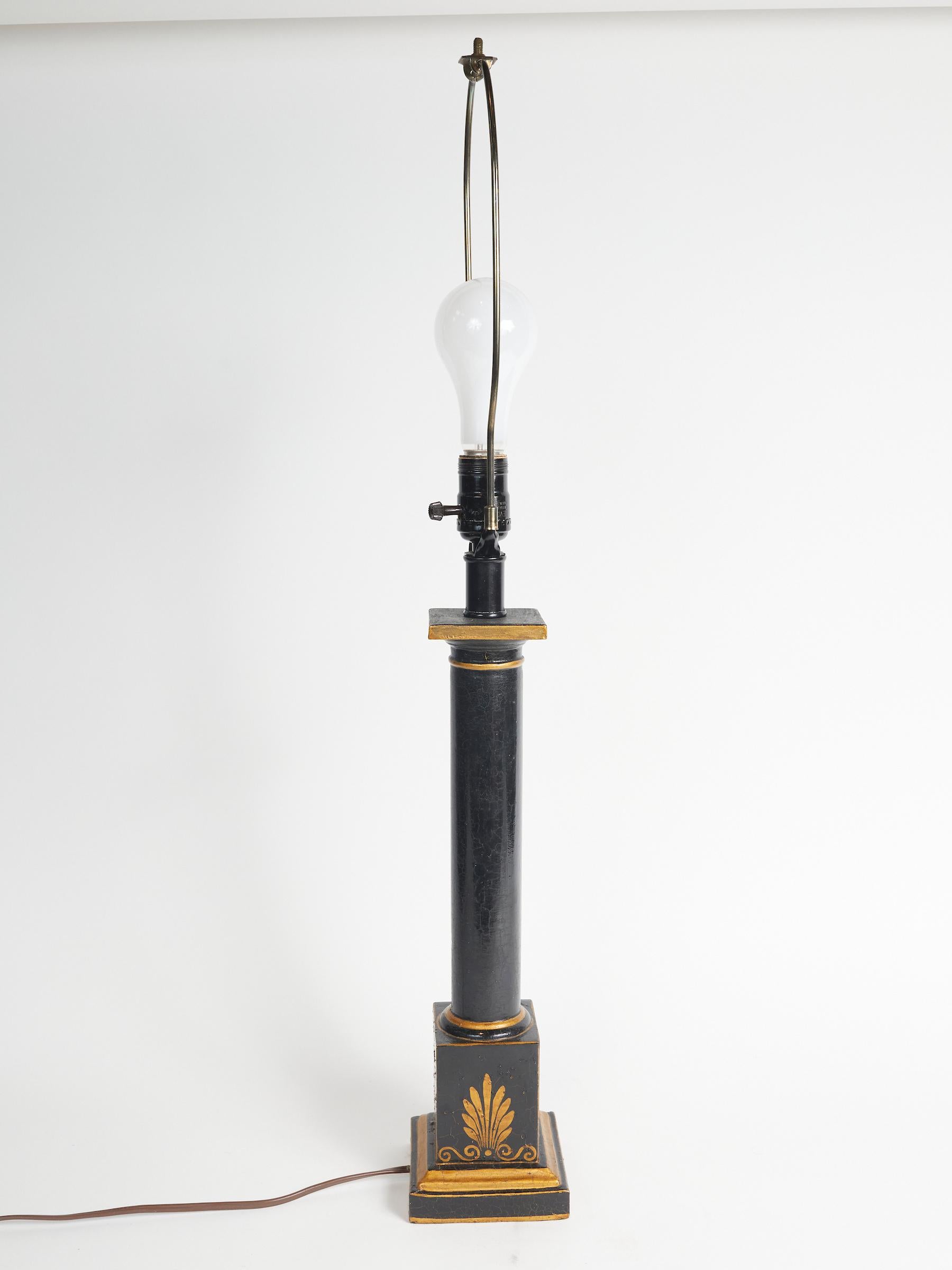 Laqué Lampe de table de style Empire en bois laqué noir en vente
