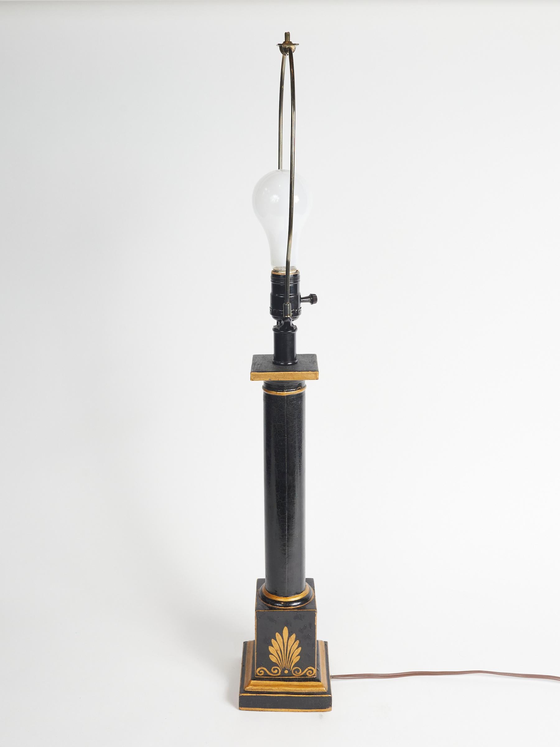 Milieu du XXe siècle Lampe de table de style Empire en bois laqué noir en vente