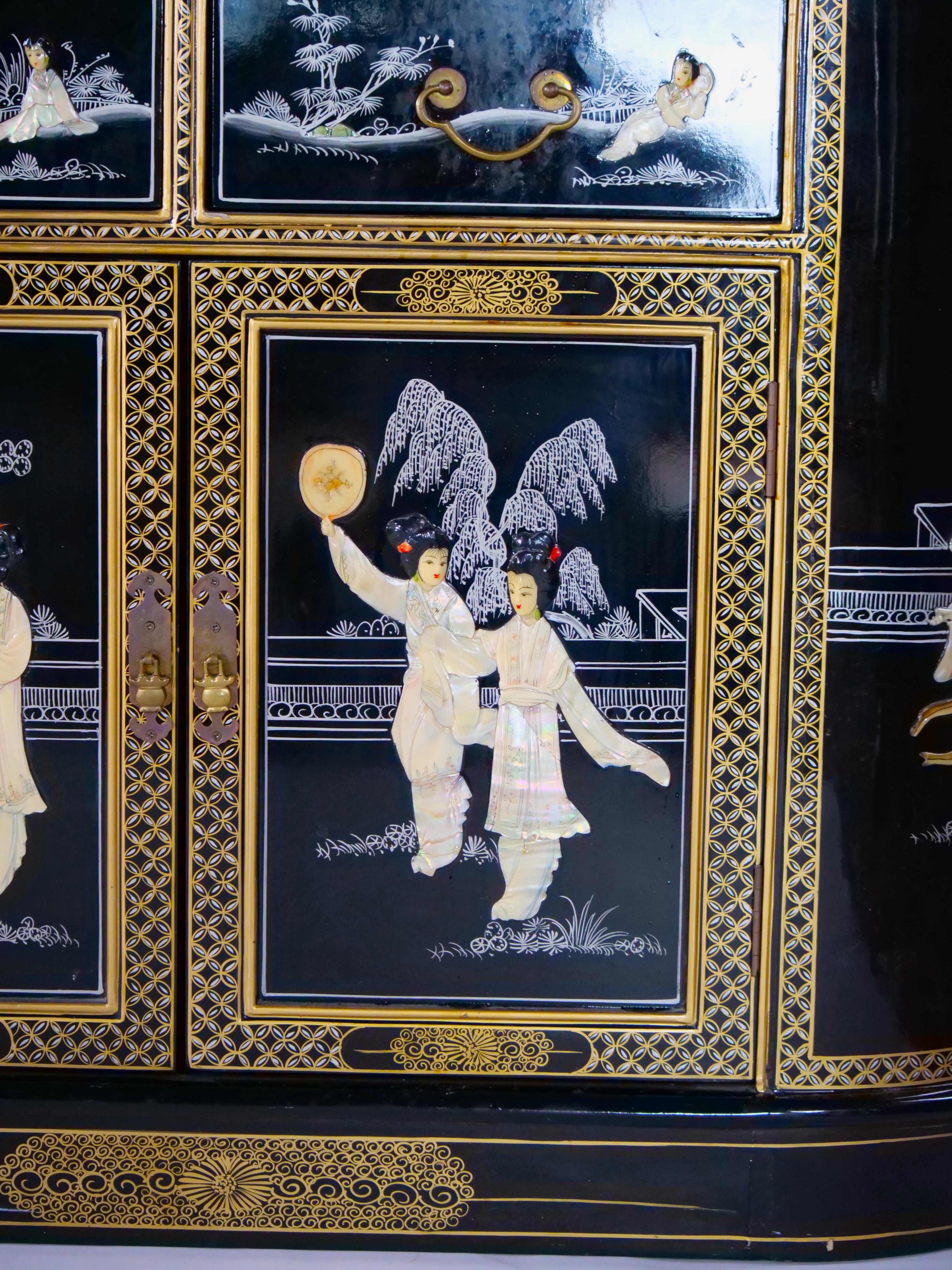 Bois laqué noir peint à la main /  Crédence en nacre Bon état - En vente à Tarry Town, NY