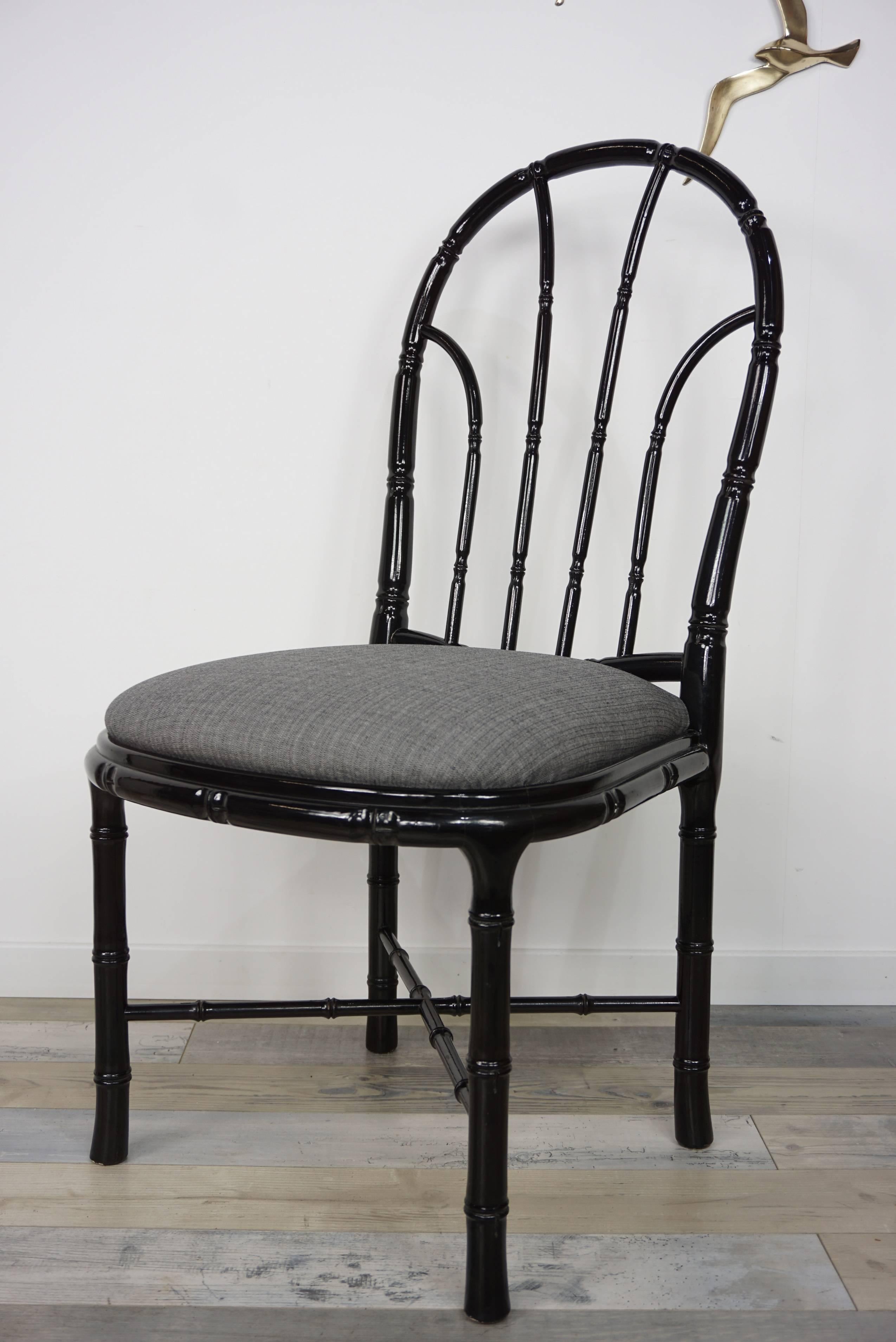 Amazing cabinetmaking work for these chairs from the 1970s: trompe l'oeil bamboo effect black lacquered wood structure, wide and comfortable seat (H48cm / 48cm / 43cm). All in excellent condition.