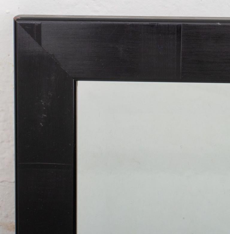 Schwarz lackierter Holzspiegel, ESTATE - Provenienz: Aus einem Nachlass in der 160 East 56th Street. 