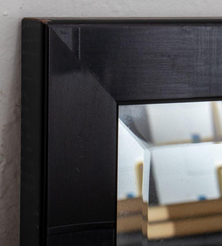 Schwarz lackierter Holzspiegel im Angebot 1