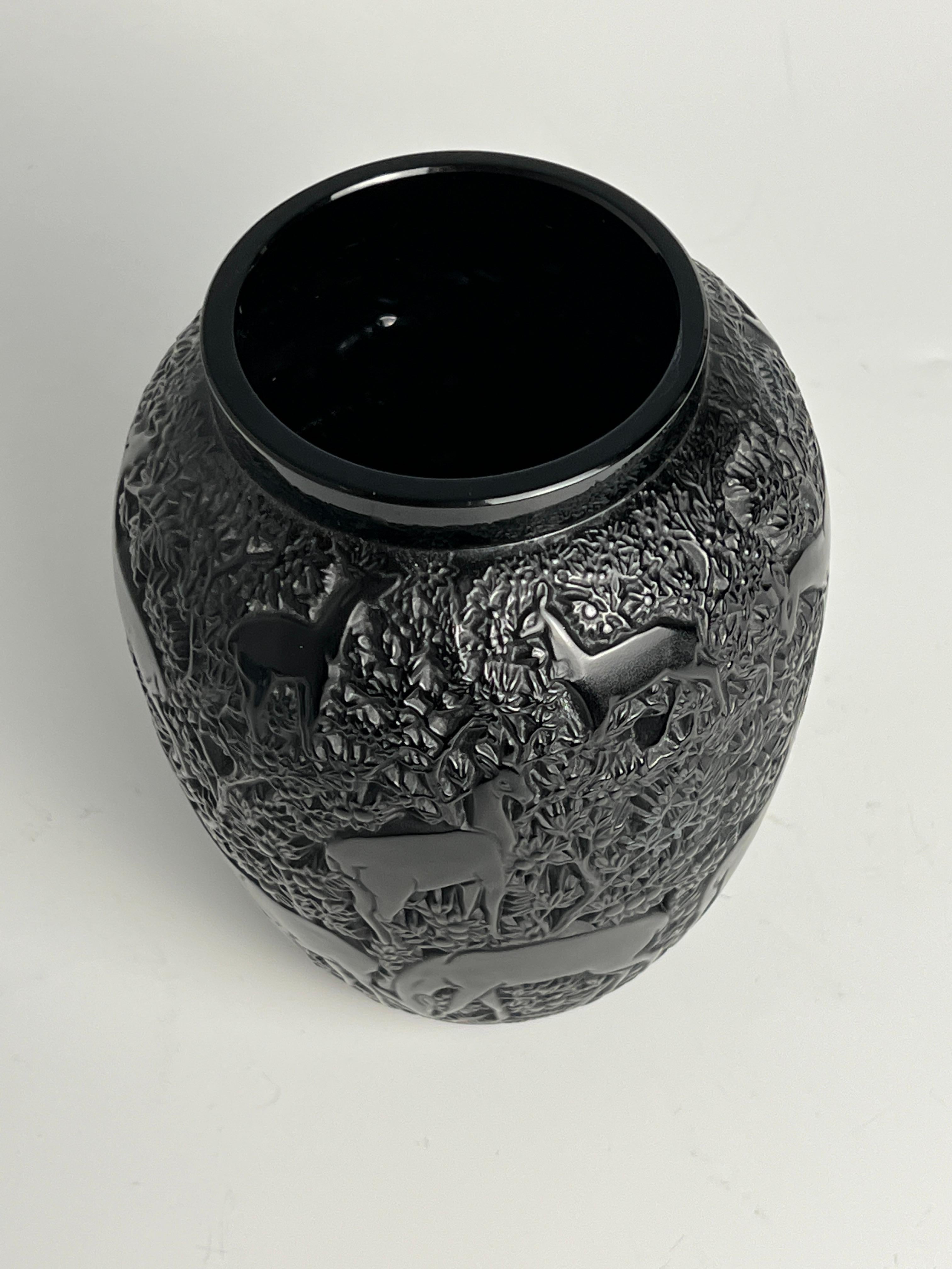 Vase en verre noir de type 