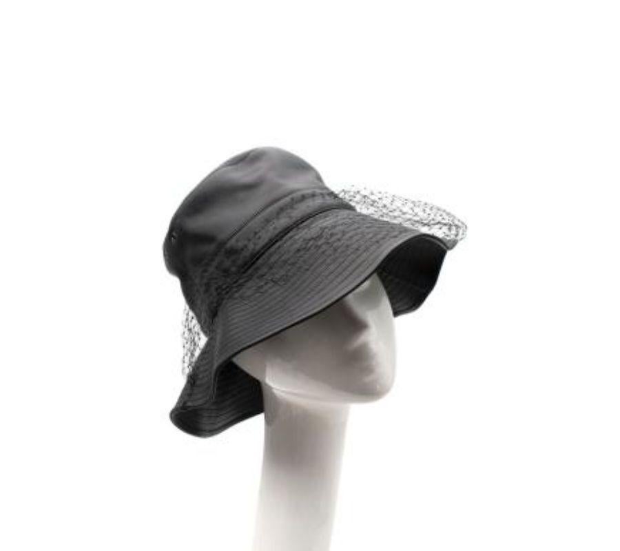 Cappello a secchiello in pelle d'agnello nera con veletta 
 

 - Cappello in pelle morbida 
 - Dettaglio in rete sul lato del cappello 
 - Logo 