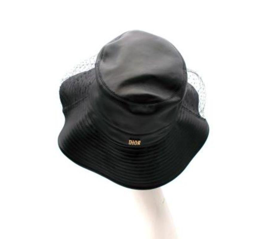 Cappello a secchiello in pelle di agnello nera con velo - Taglia 56 In condizioni ottime in vendita a London, GB