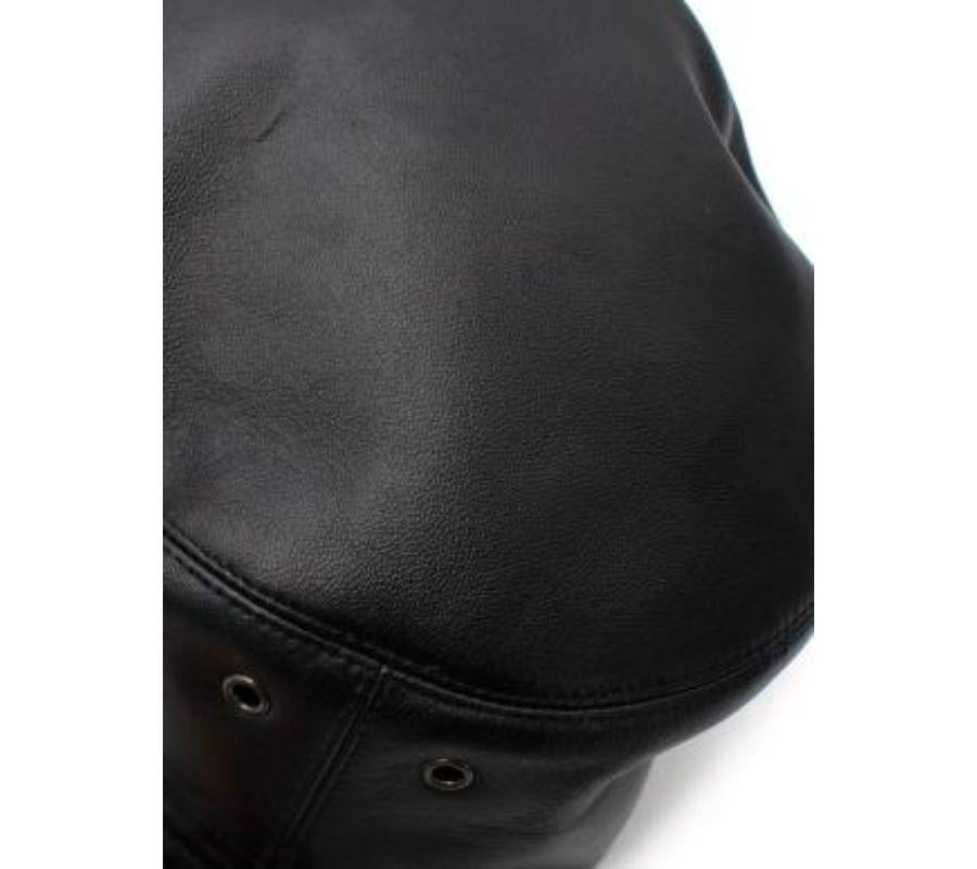 Cappello a secchiello in pelle di agnello nera con velo - Taglia 56 in vendita 1