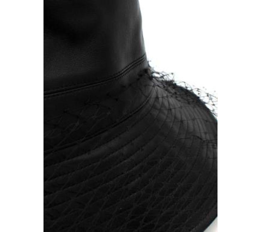Cappello a secchiello in pelle di agnello nera con velo - Taglia 56 in vendita 2